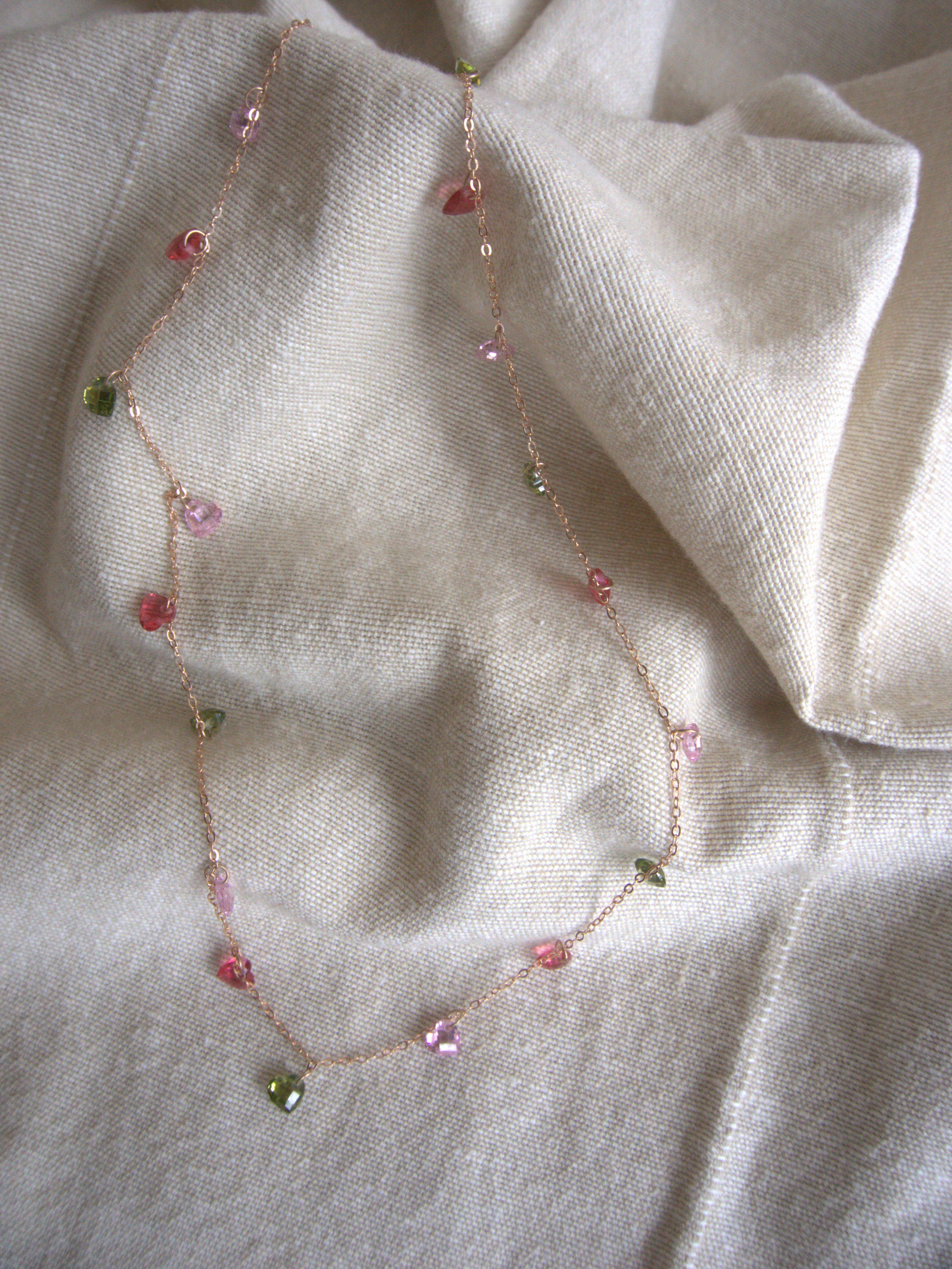 Collana girocollo Ciondolini con cuori di zirconi multicolor rosa, rossi e verdi - oro rosa