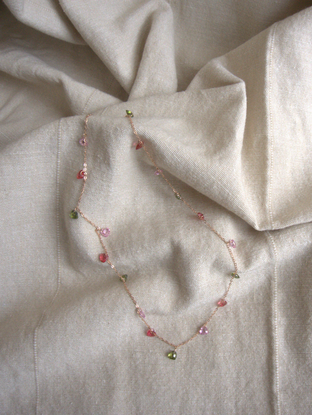 Collana girocollo Ciondolini con cuori di zirconi multicolor rosa, rossi e verdi - oro rosa