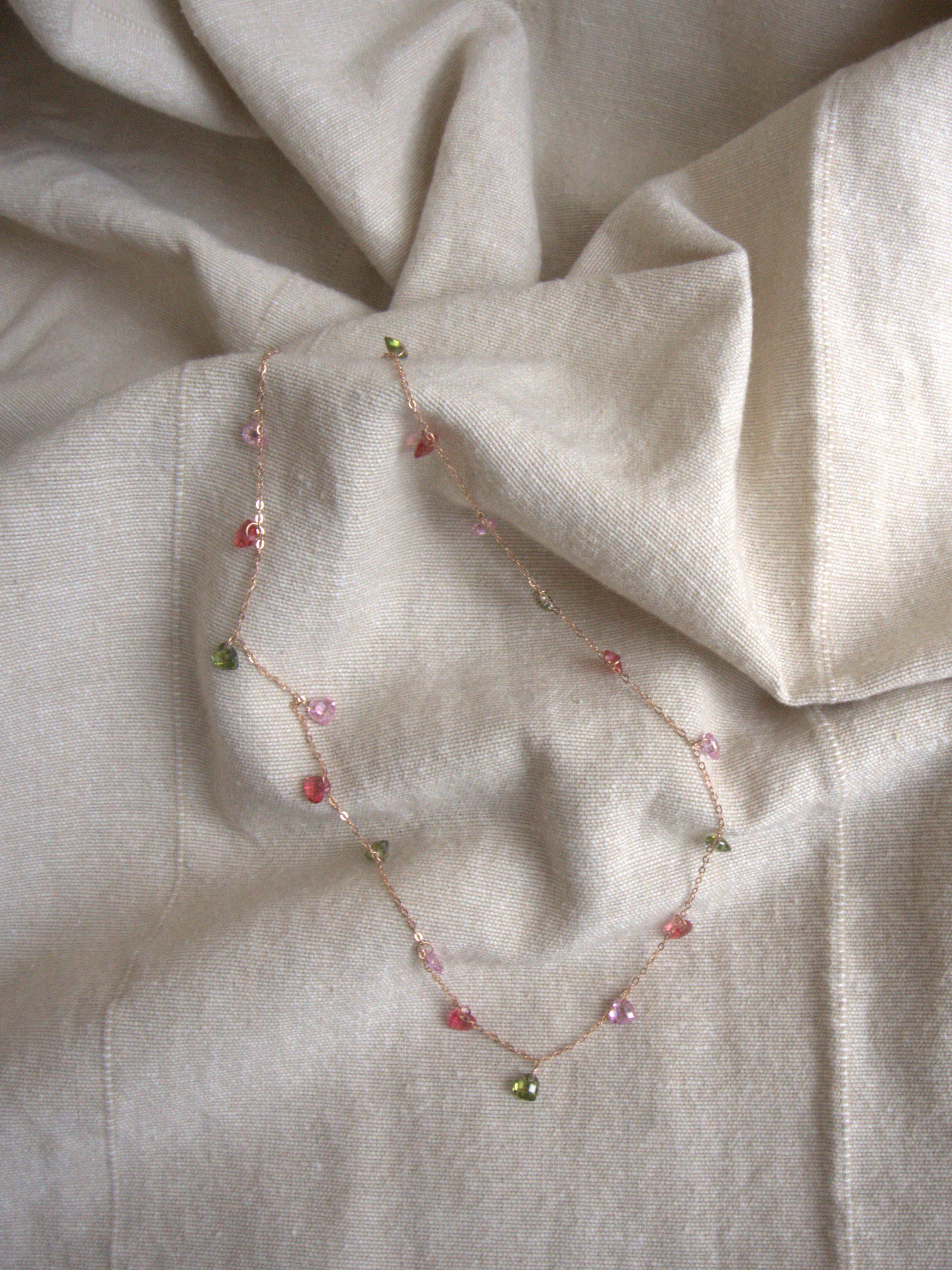 Collana girocollo Ciondolini con cuori di zirconi multicolor rosa, rossi e verdi - oro rosa