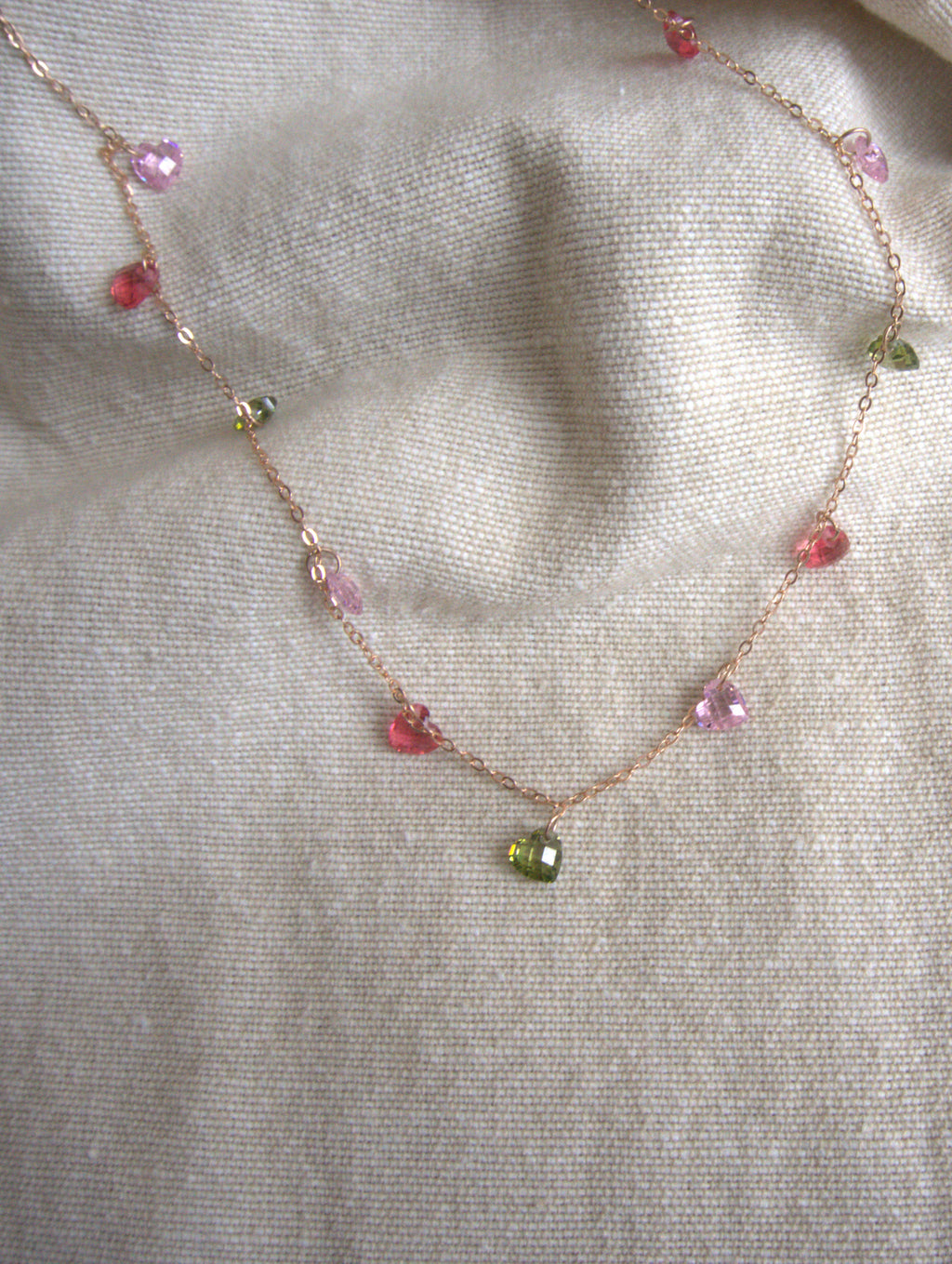 Collana girocollo Ciondolini con cuori di zirconi multicolor rosa, rossi e verdi - oro rosa
