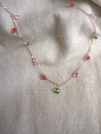 Collana girocollo Ciondolini con cuori di zirconi multicolor rosa, rossi e verdi - oro rosa