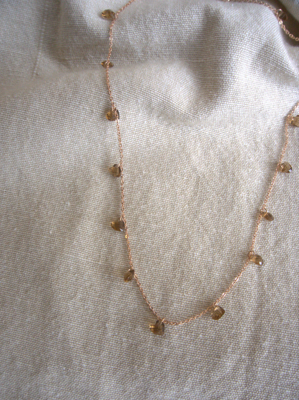 Collana girocollo Ciondolini con cuori di zirconi marroni - oro rosa