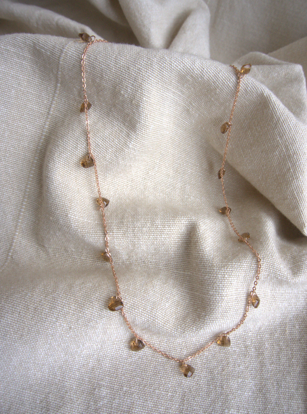 Collana girocollo Ciondolini con cuori di zirconi marroni - oro rosa