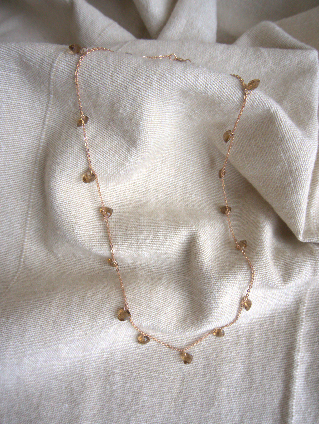 Collana girocollo Ciondolini con cuori di zirconi marroni - oro rosa