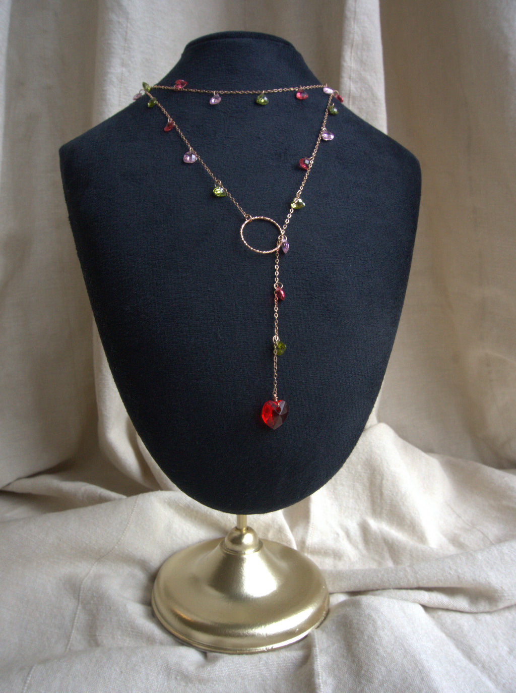Collana lunga Ciondolini con cuori di zirconi multicolor rosa, rossi e verdi - oro rosa