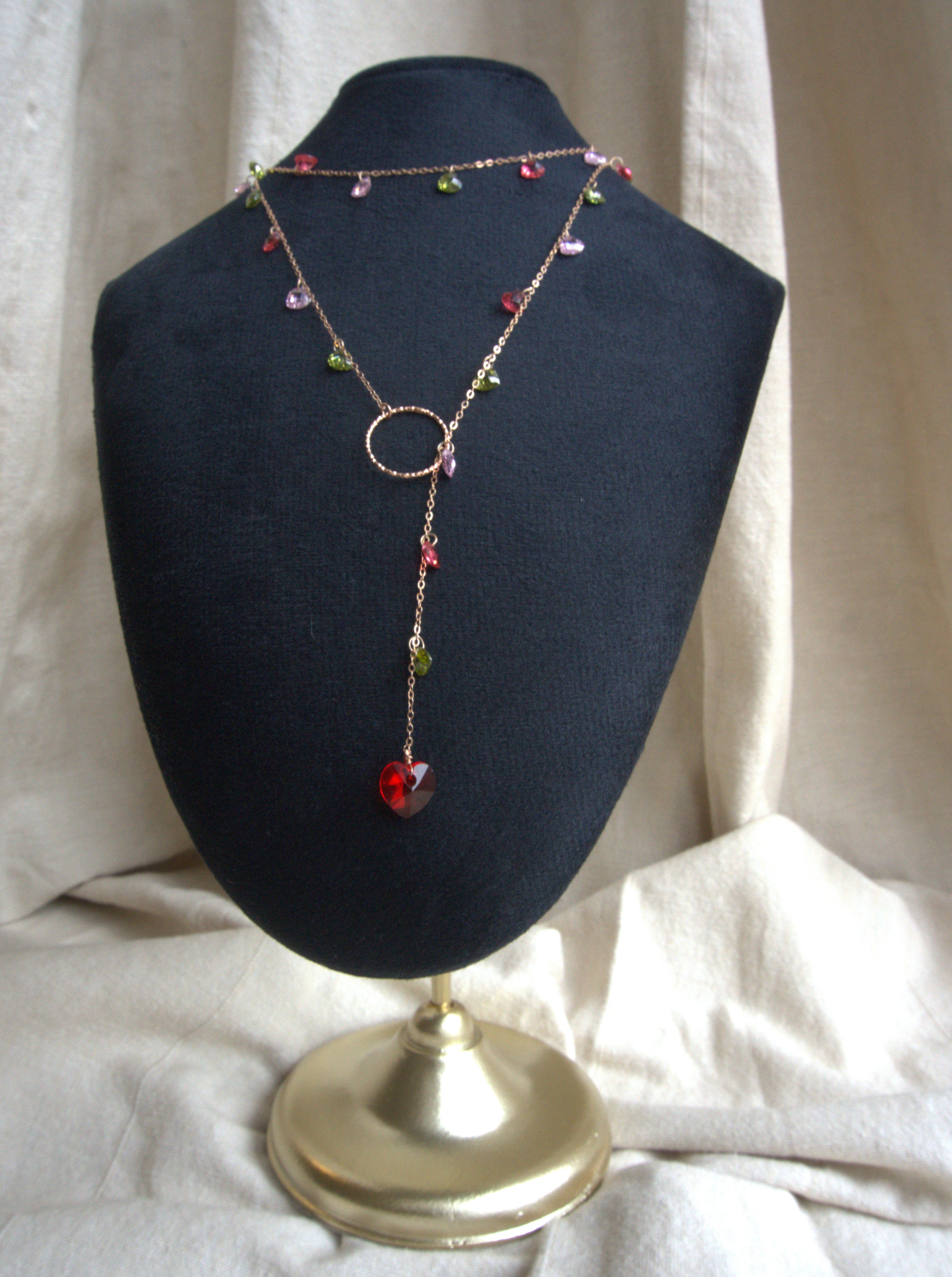 Collana lunga Ciondolini con cuori di zirconi multicolor rosa, rossi e verdi - oro rosa