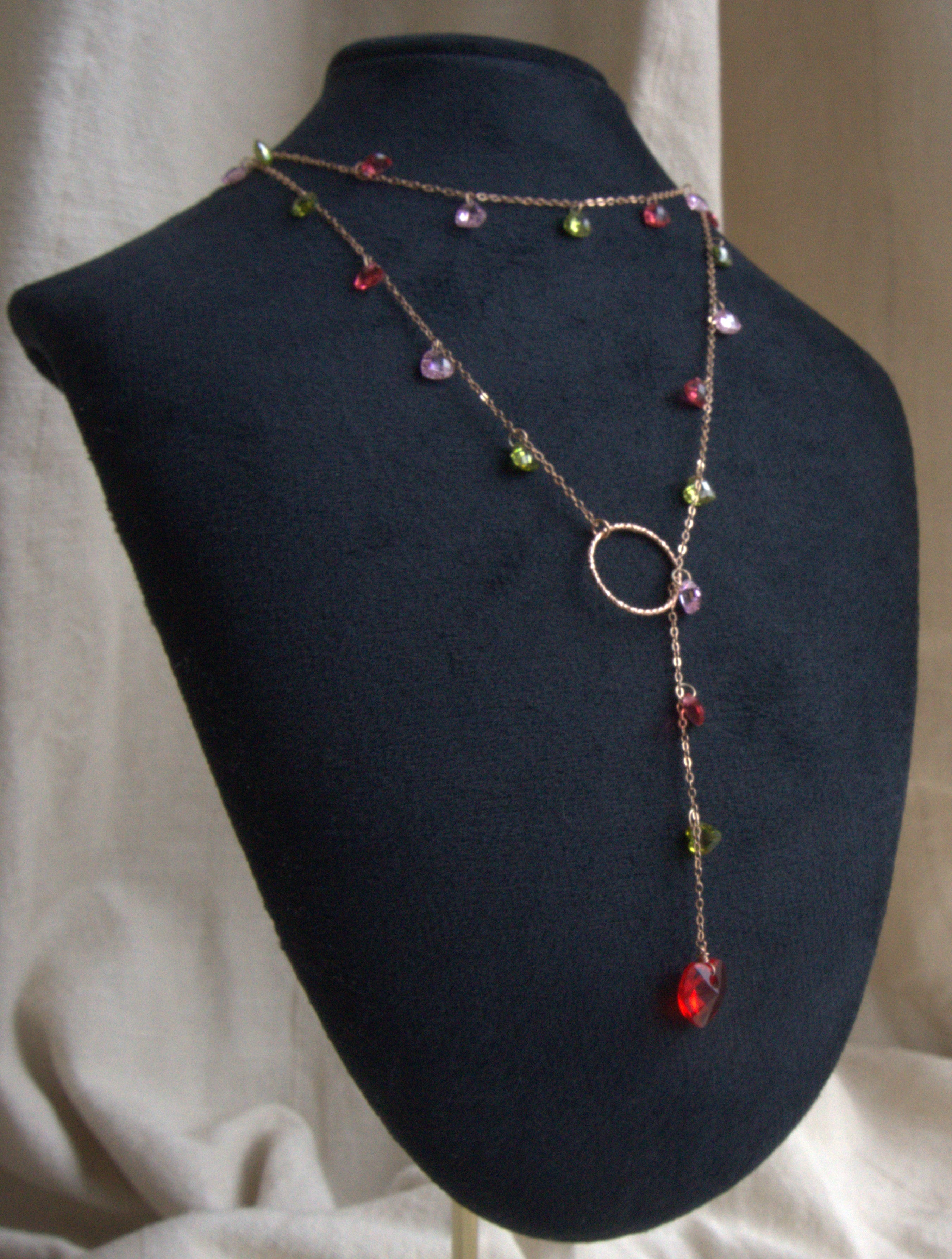 Collana lunga Ciondolini con cuori di zirconi multicolor rosa, rossi e verdi - oro rosa
