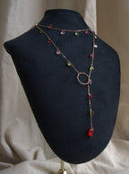 Collana lunga Ciondolini con cuori di zirconi multicolor rosa, rossi e verdi - oro rosa