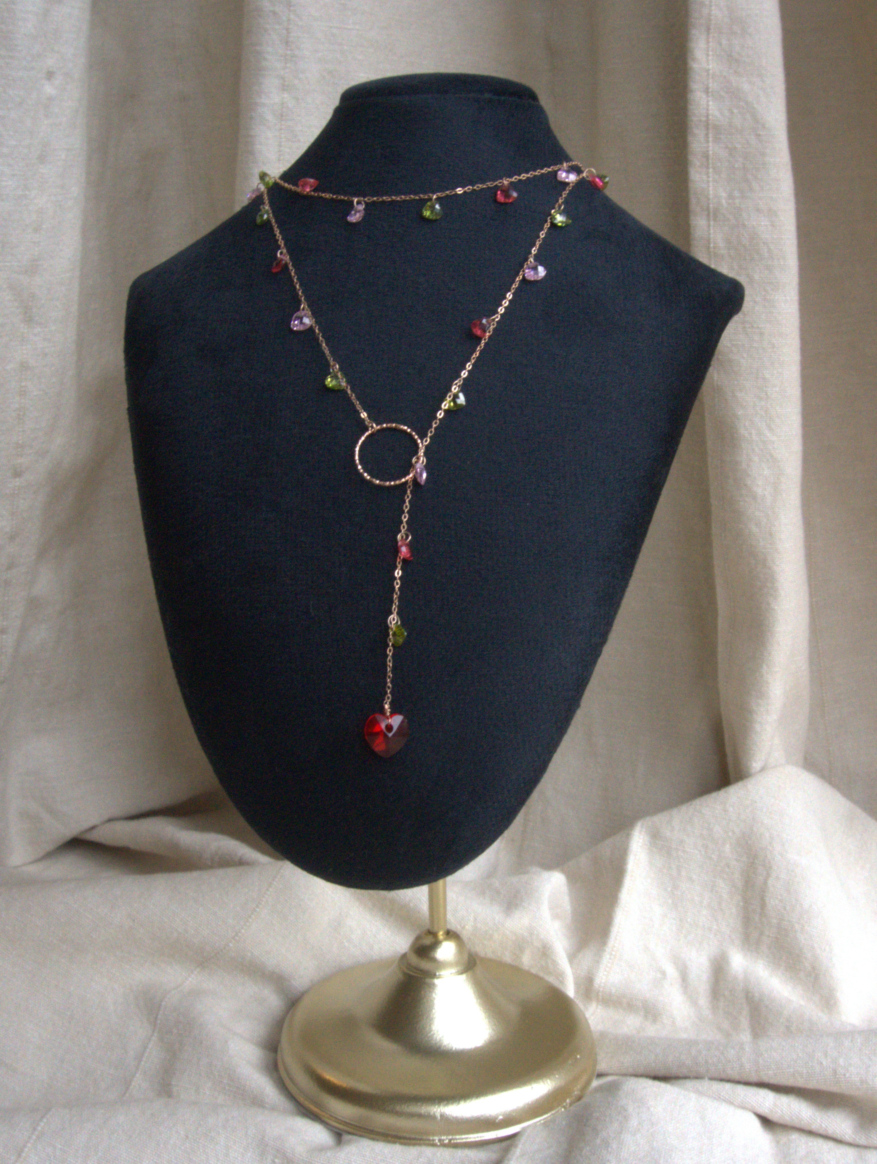 Collana lunga Ciondolini con cuori di zirconi multicolor rosa, rossi e verdi - oro rosa