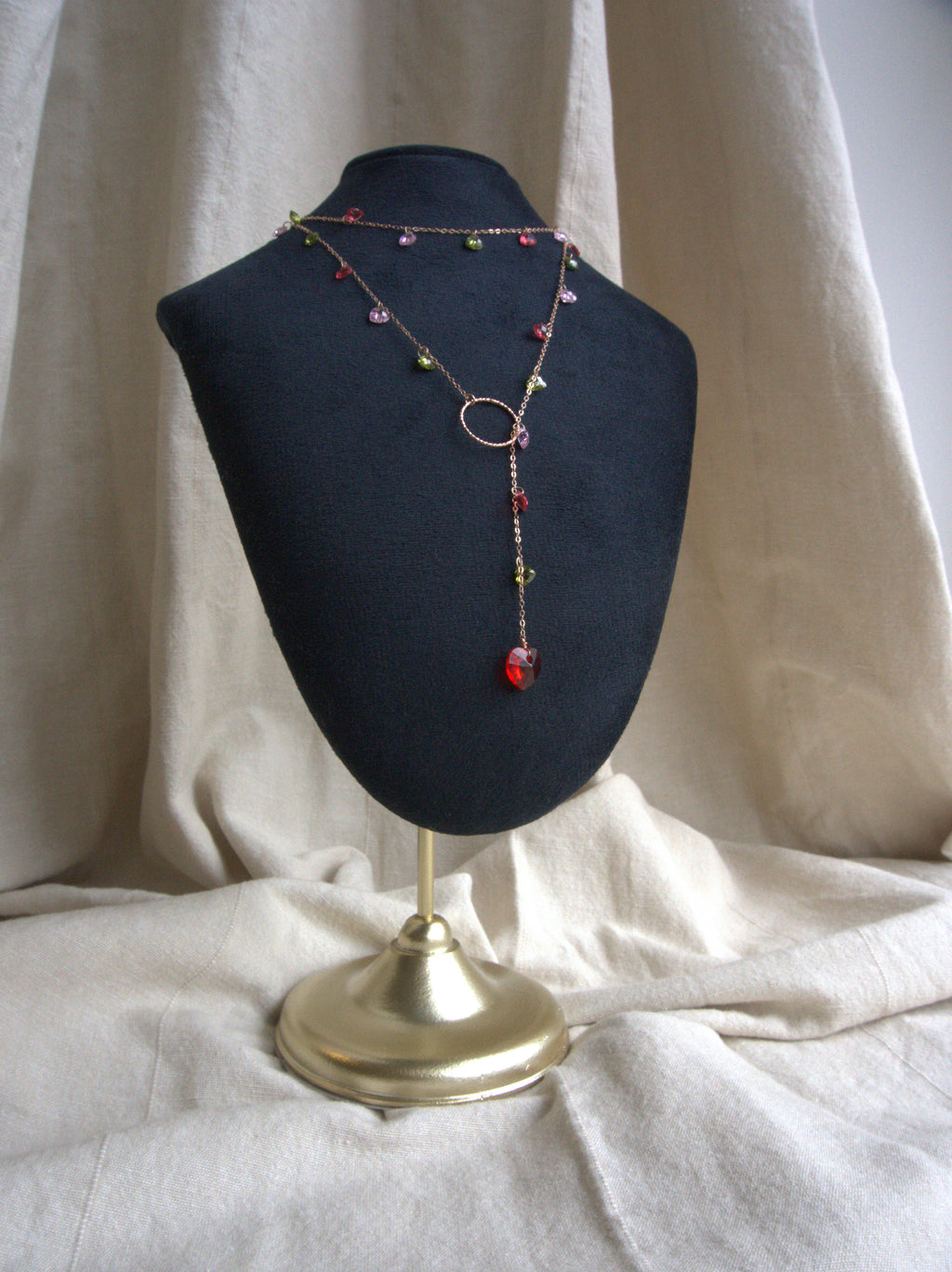 Collana lunga Ciondolini con cuori di zirconi multicolor rosa, rossi e verdi - oro rosa