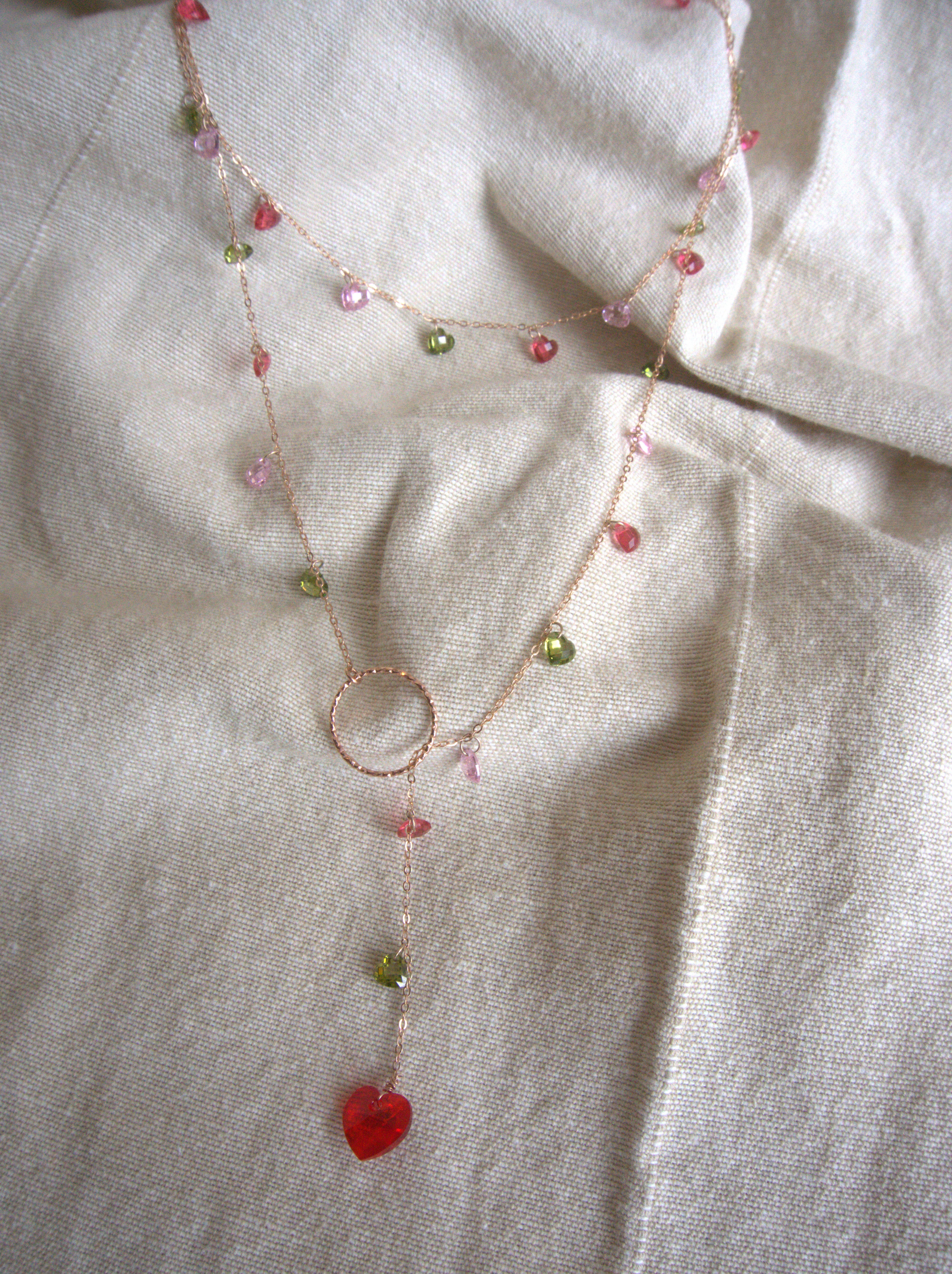 Collana lunga Ciondolini con cuori di zirconi multicolor rosa, rossi e verdi - oro rosa