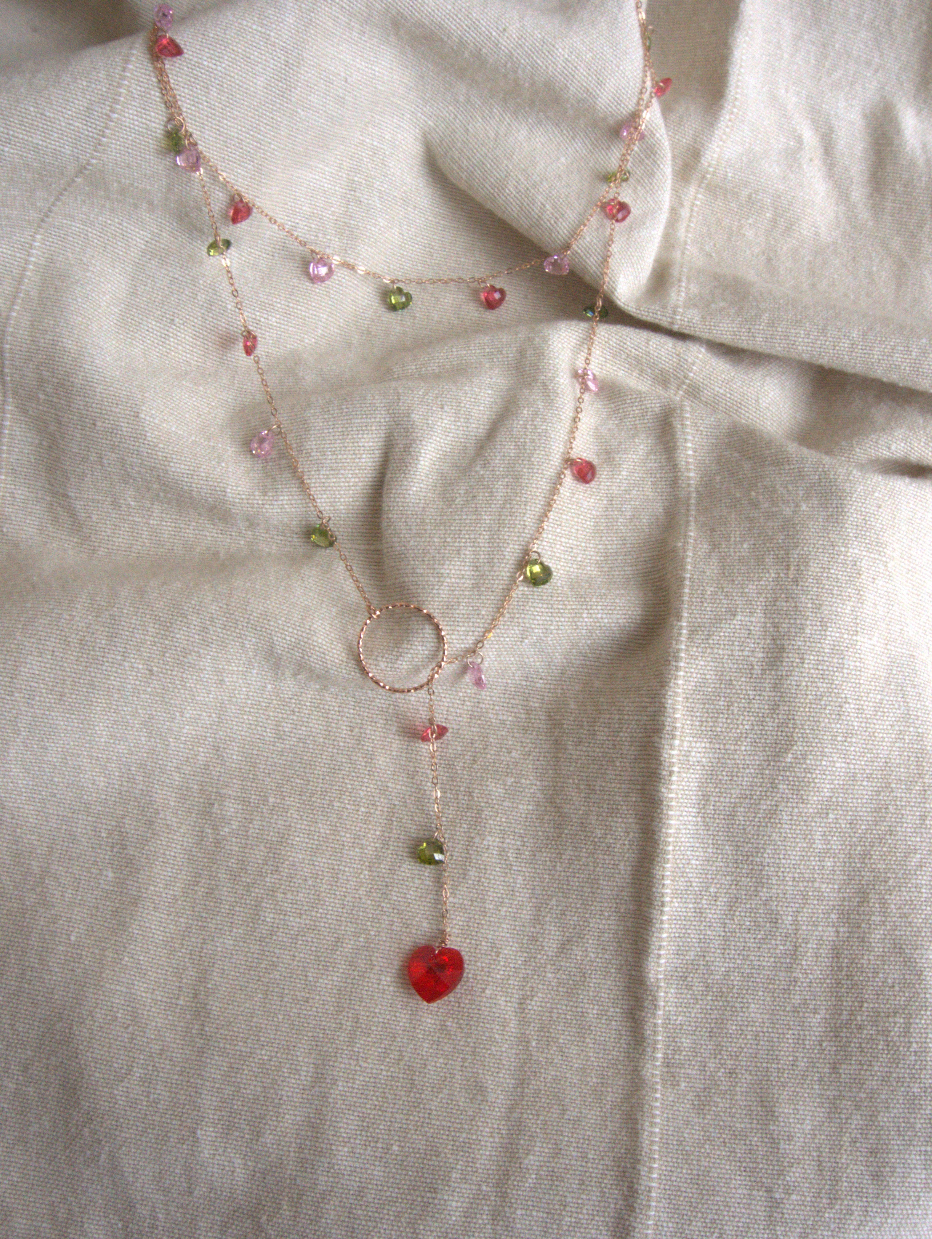 Collana lunga Ciondolini con cuori di zirconi multicolor rosa, rossi e verdi - oro rosa