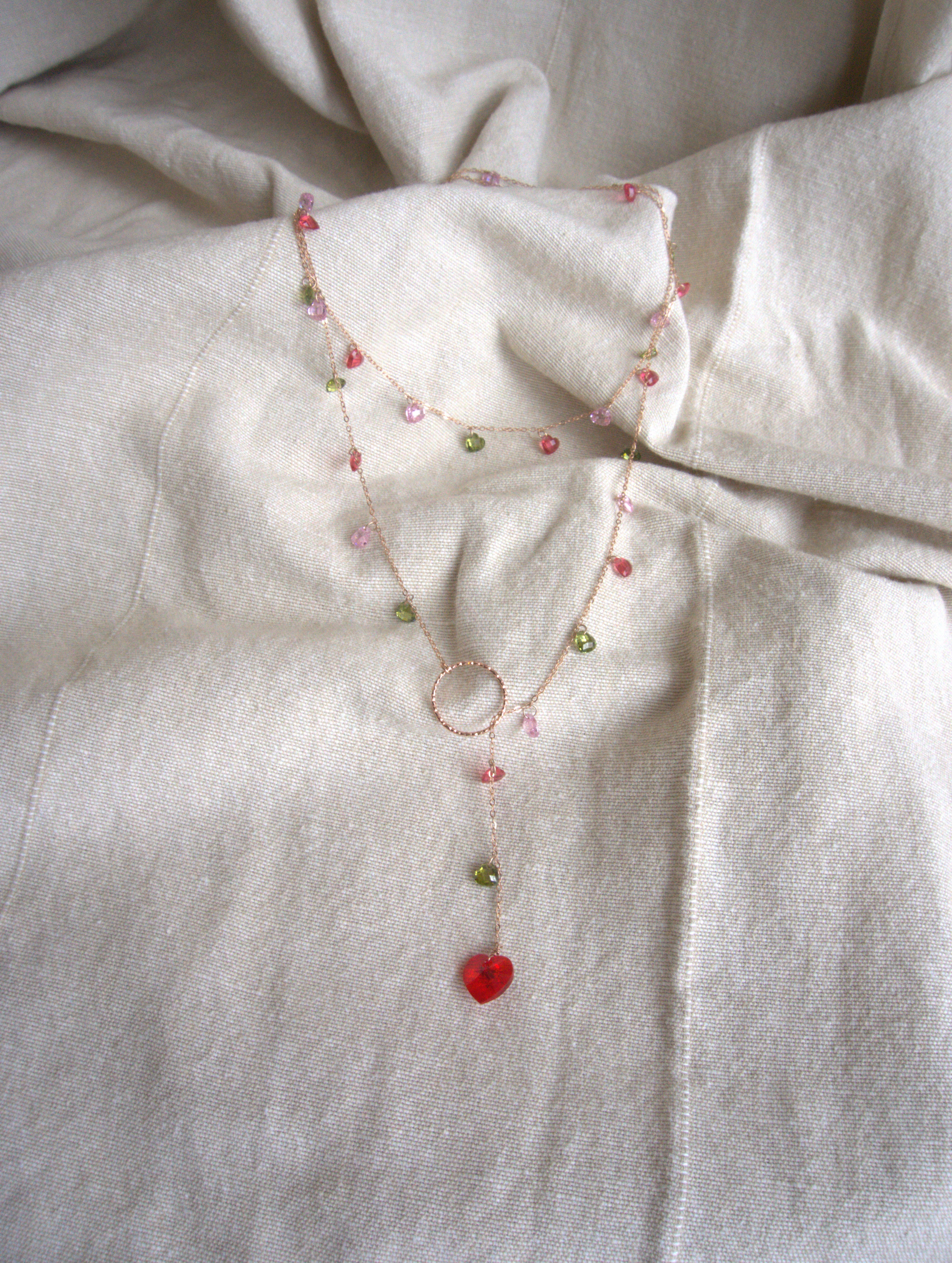 Collana lunga Ciondolini con cuori di zirconi multicolor rosa, rossi e verdi - oro rosa