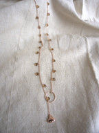 Collana lunga Ciondolini con cuori di zirconi marroni - oro rosa
