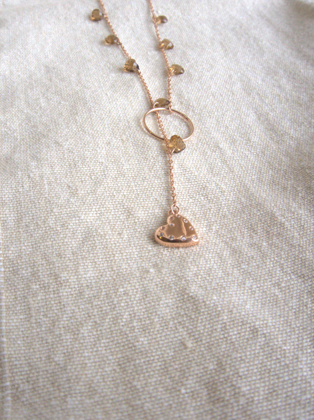 Collana lunga Ciondolini con cuori di zirconi marroni - oro rosa