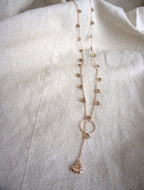 Collana lunga Ciondolini con cuori di zirconi marroni - oro rosa