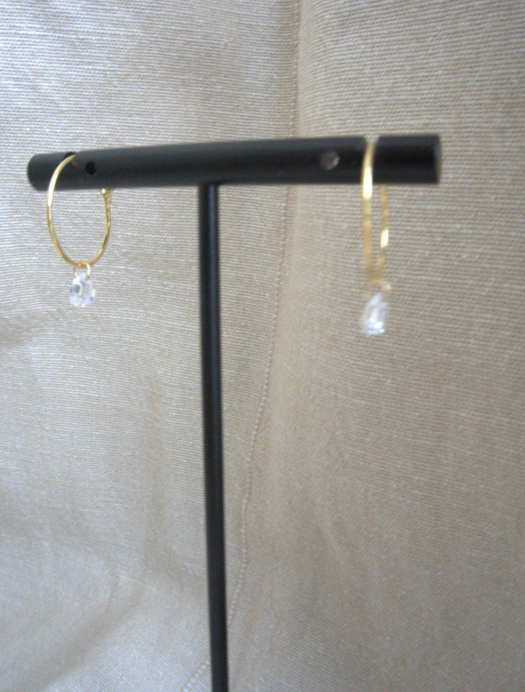 Orecchini cerchio micro con cuori di zirconi trasparenti - oro giallo