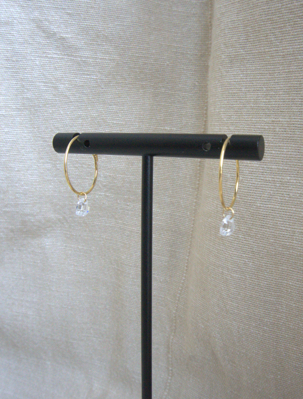 Orecchini cerchio micro con cuori di zirconi trasparenti - oro giallo