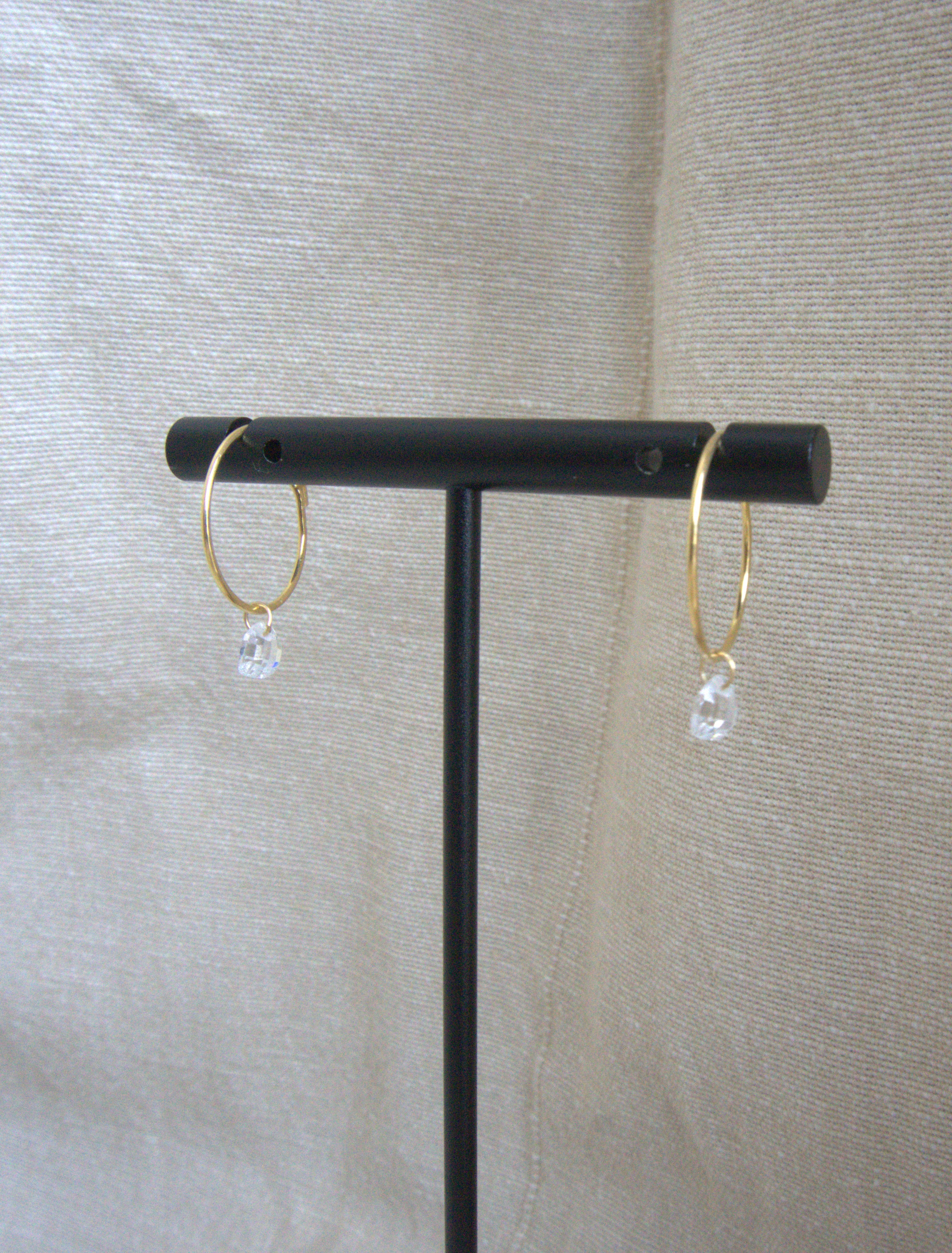 Orecchini cerchio micro con cuori di zirconi trasparenti - oro giallo