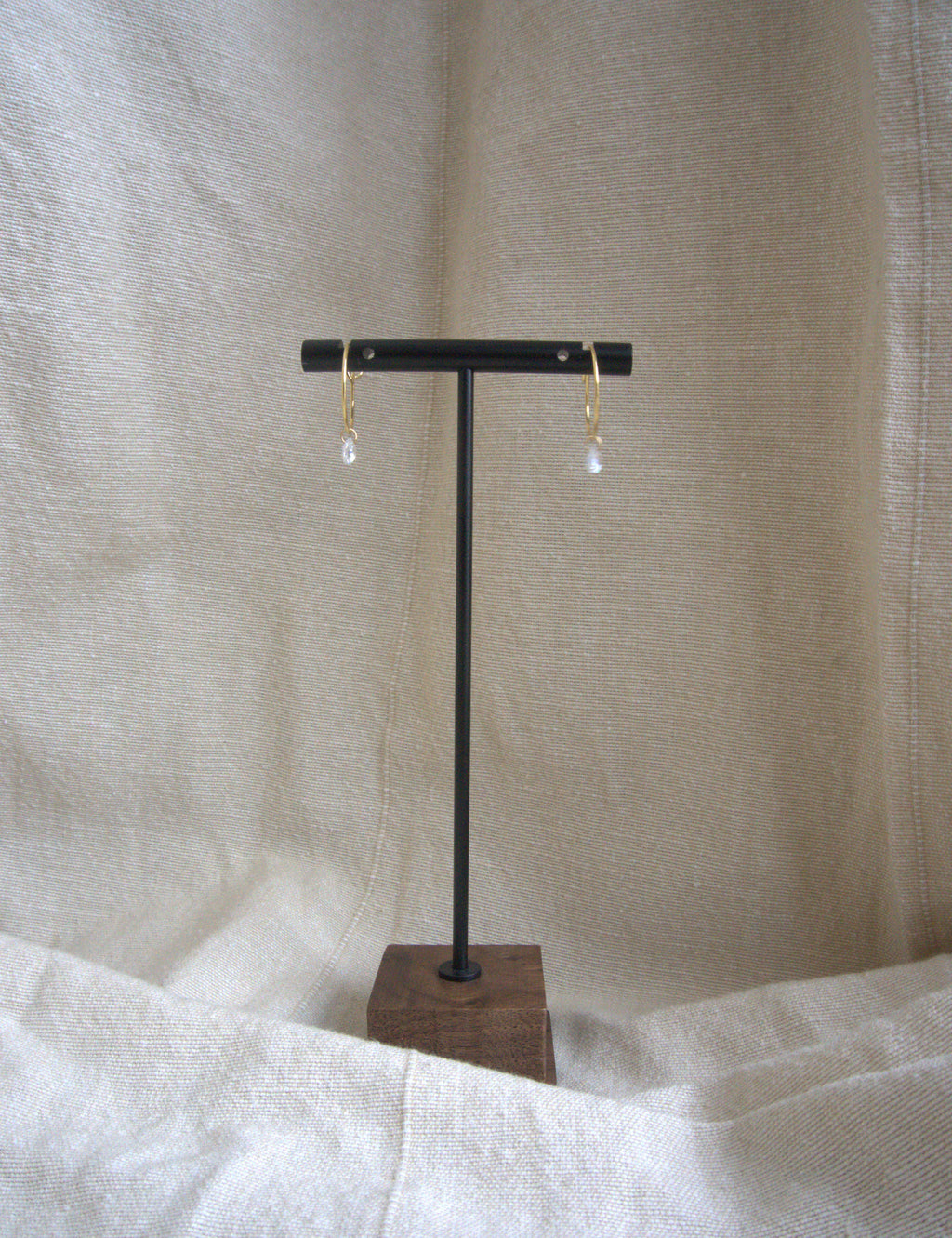 Orecchini cerchio micro con cuori di zirconi trasparenti - oro giallo