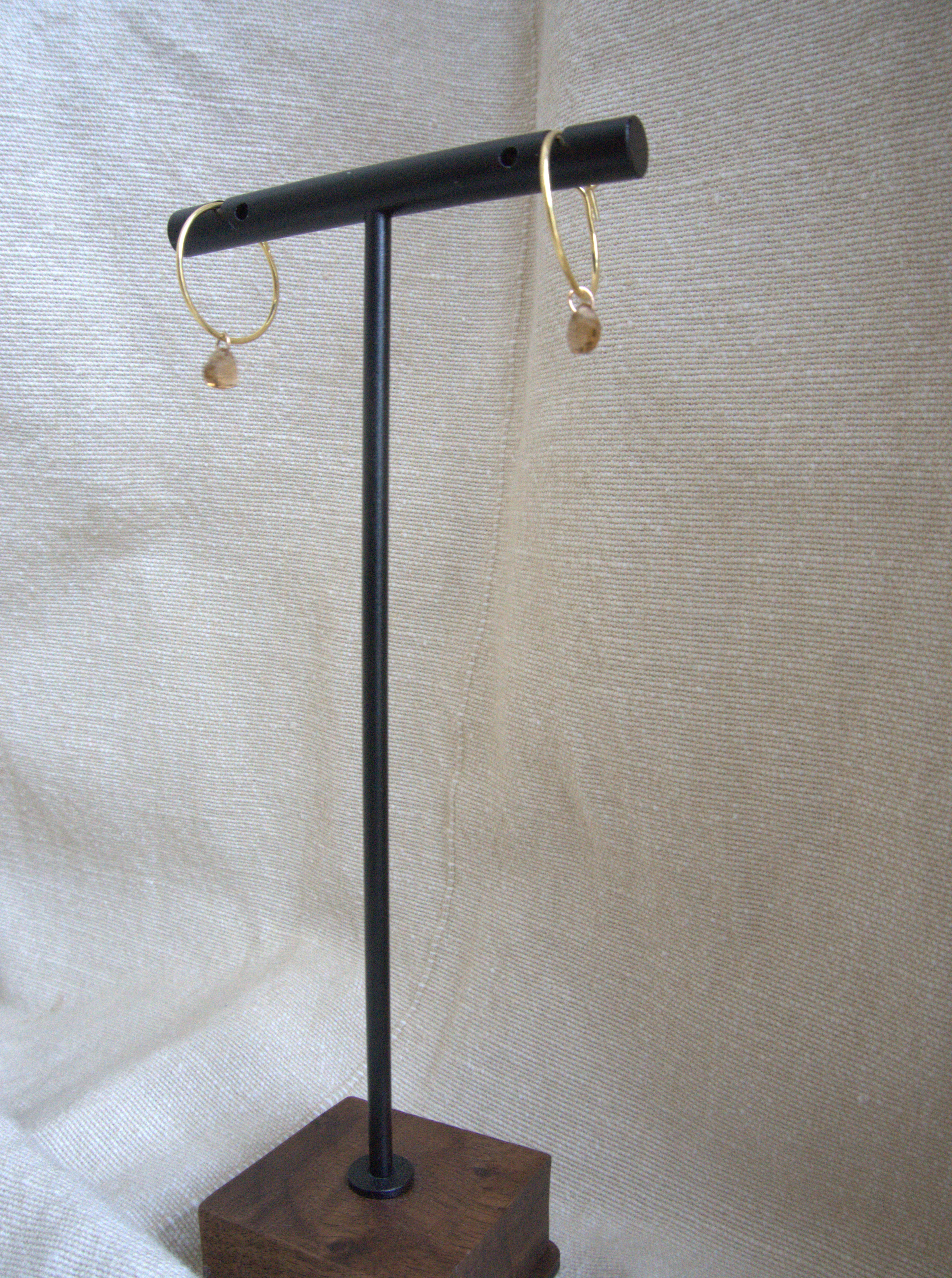 Orecchini cerchio micro con cuori di zirconi marroni - oro giallo