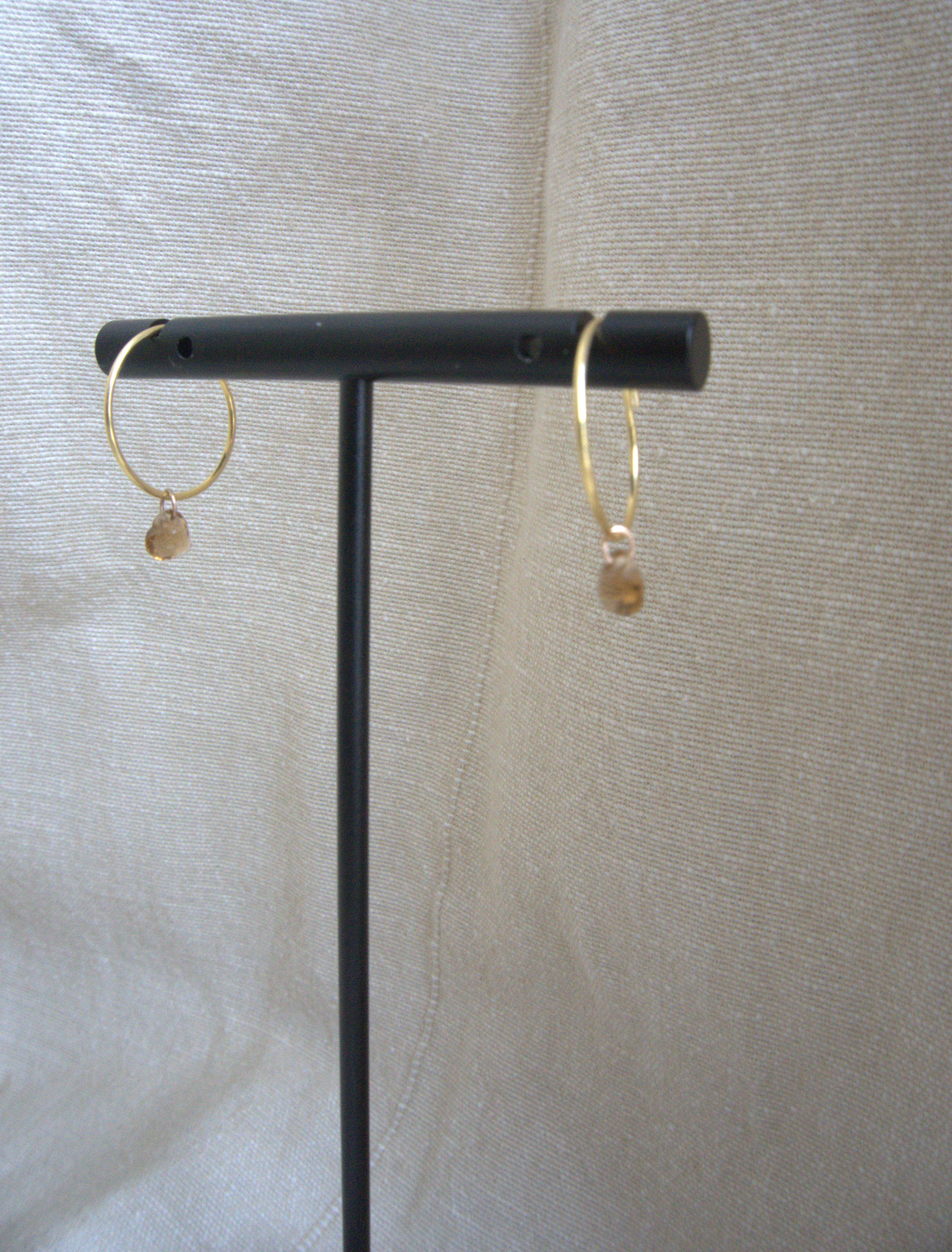 Orecchini cerchio micro con cuori di zirconi marroni - oro giallo