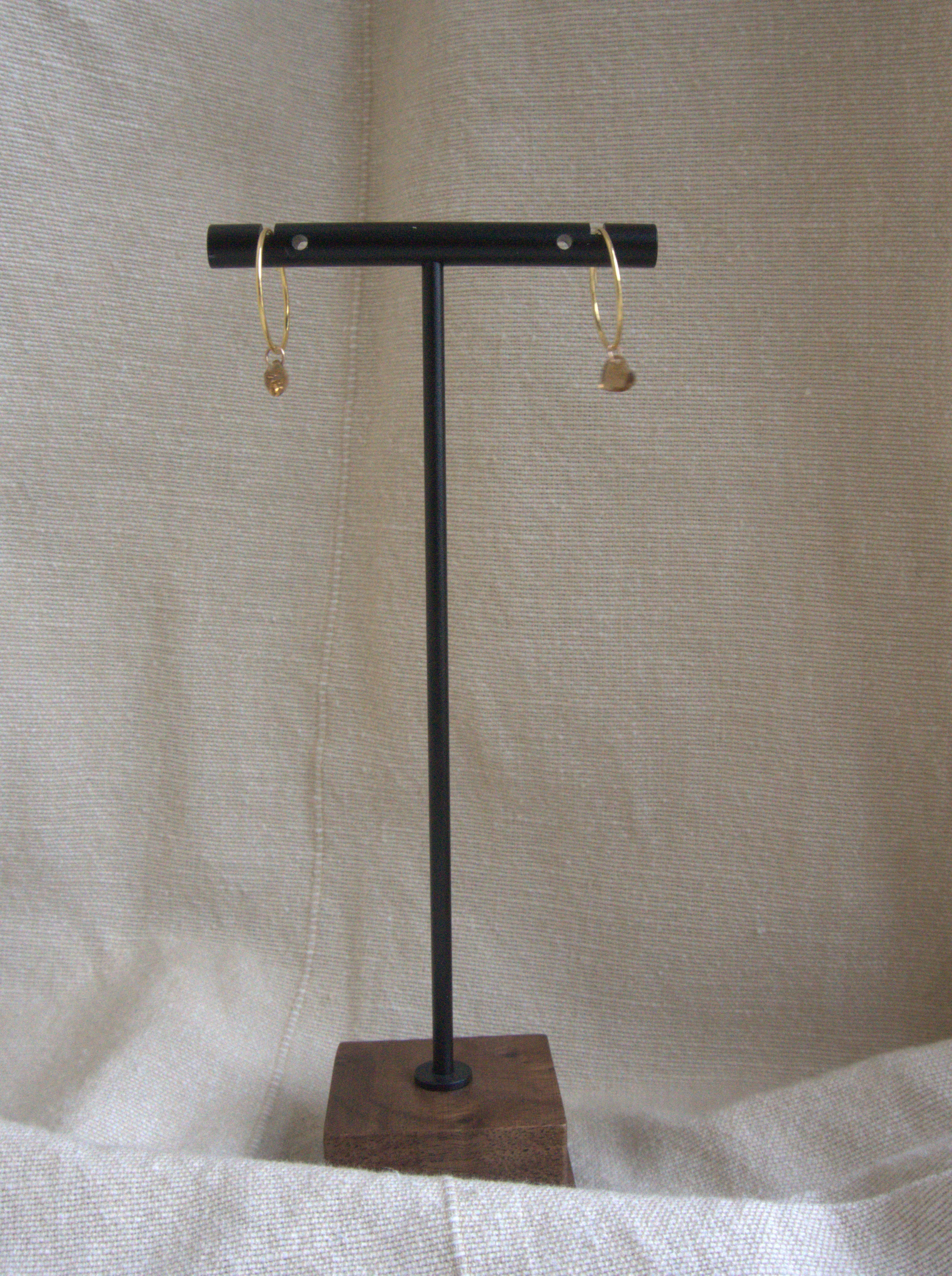 Orecchini cerchio micro con cuori di zirconi marroni - oro giallo