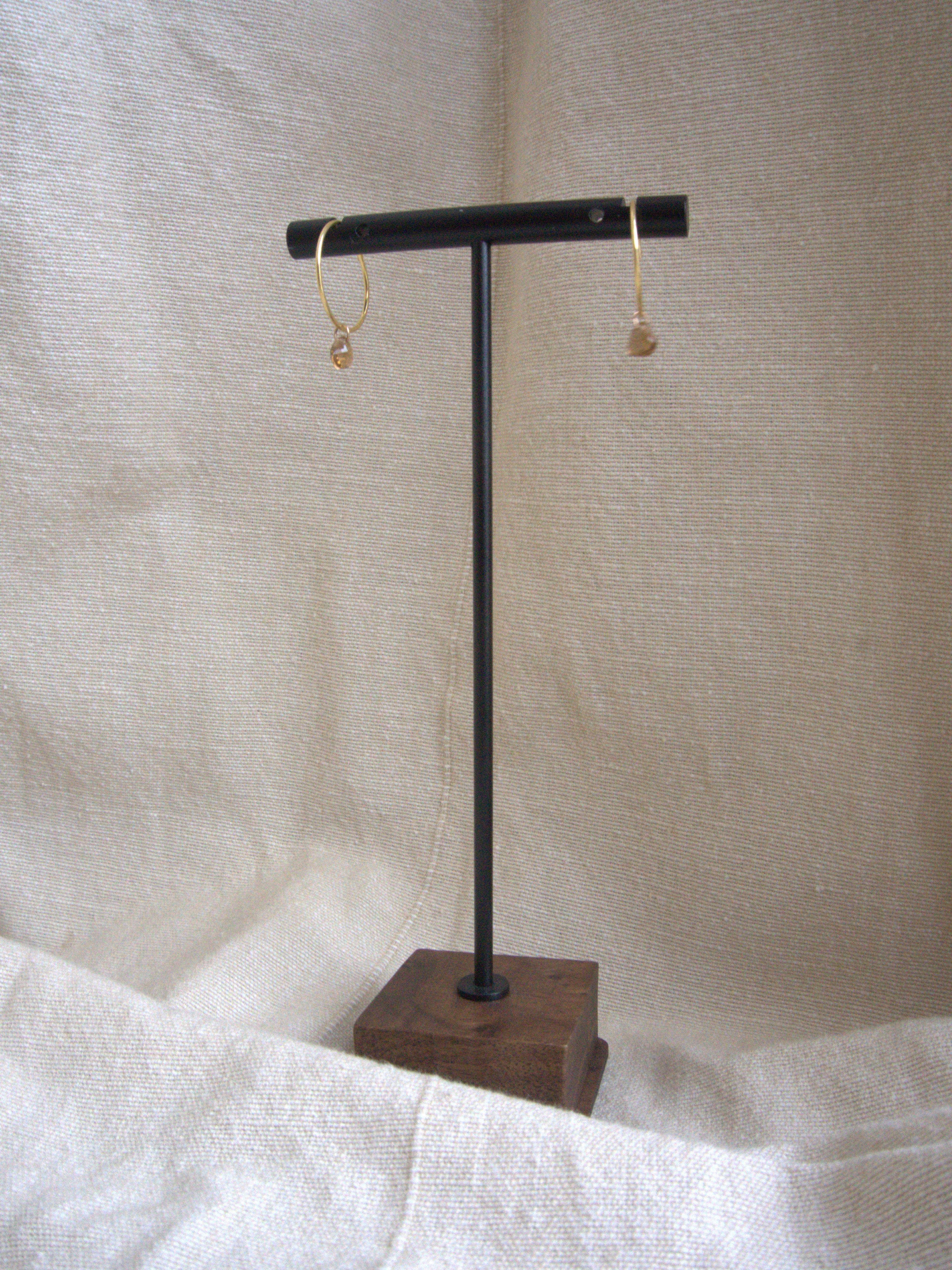 Orecchini cerchio micro con cuori di zirconi marroni - oro giallo