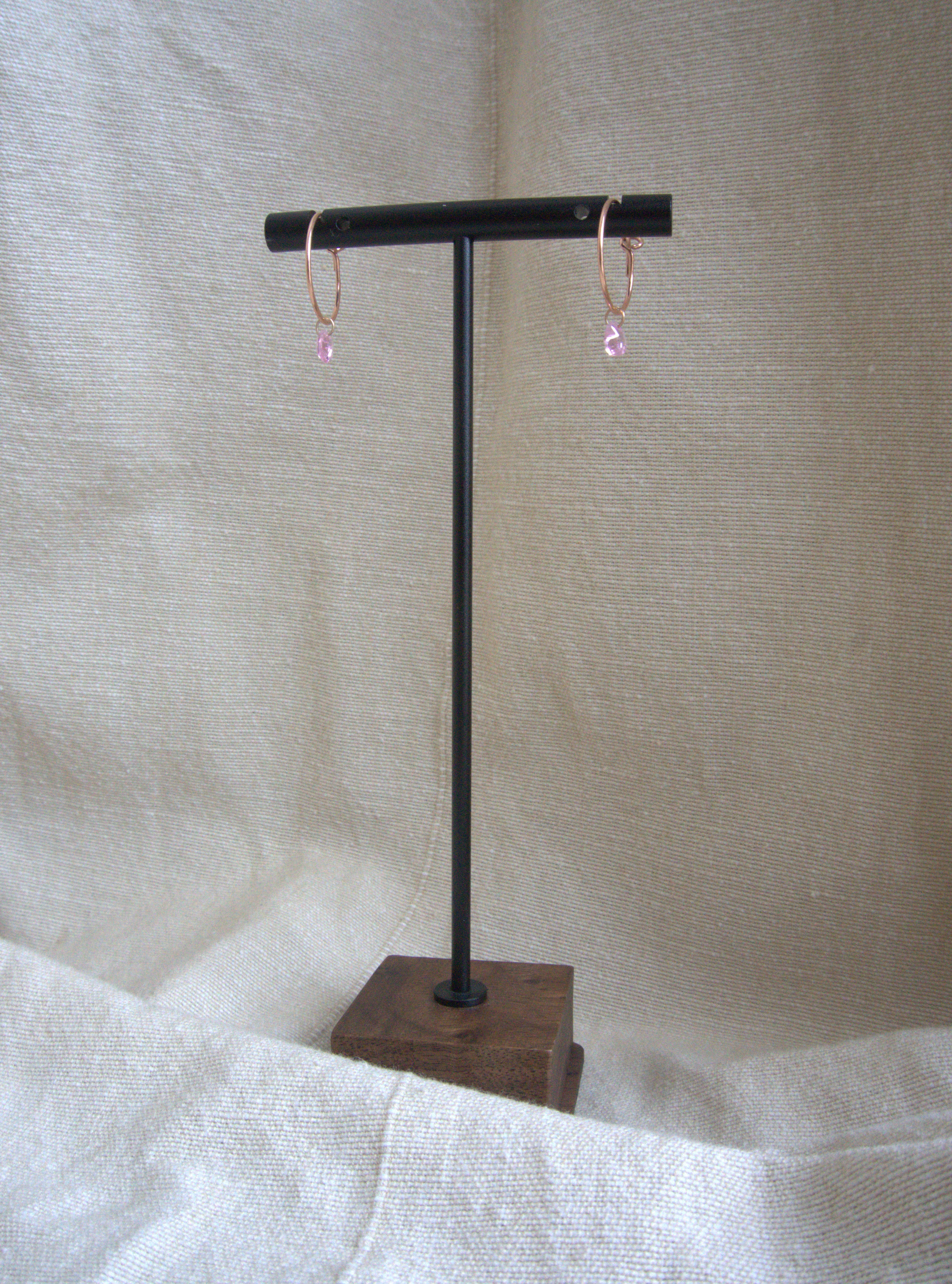 Orecchini cerchio micro con cuori di zirconi lilla - oro rosa