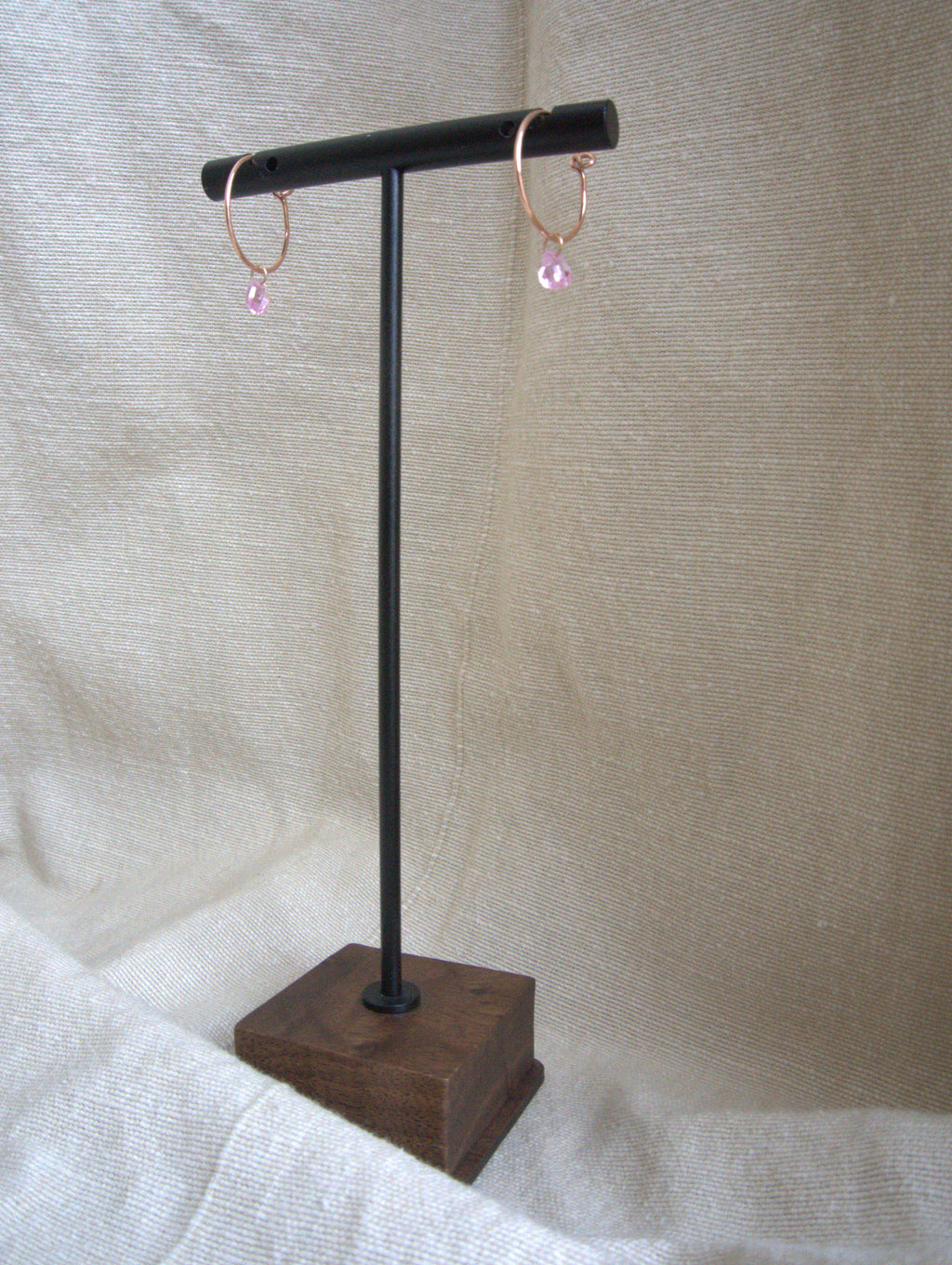 Orecchini cerchio micro con cuori di zirconi lilla - oro rosa