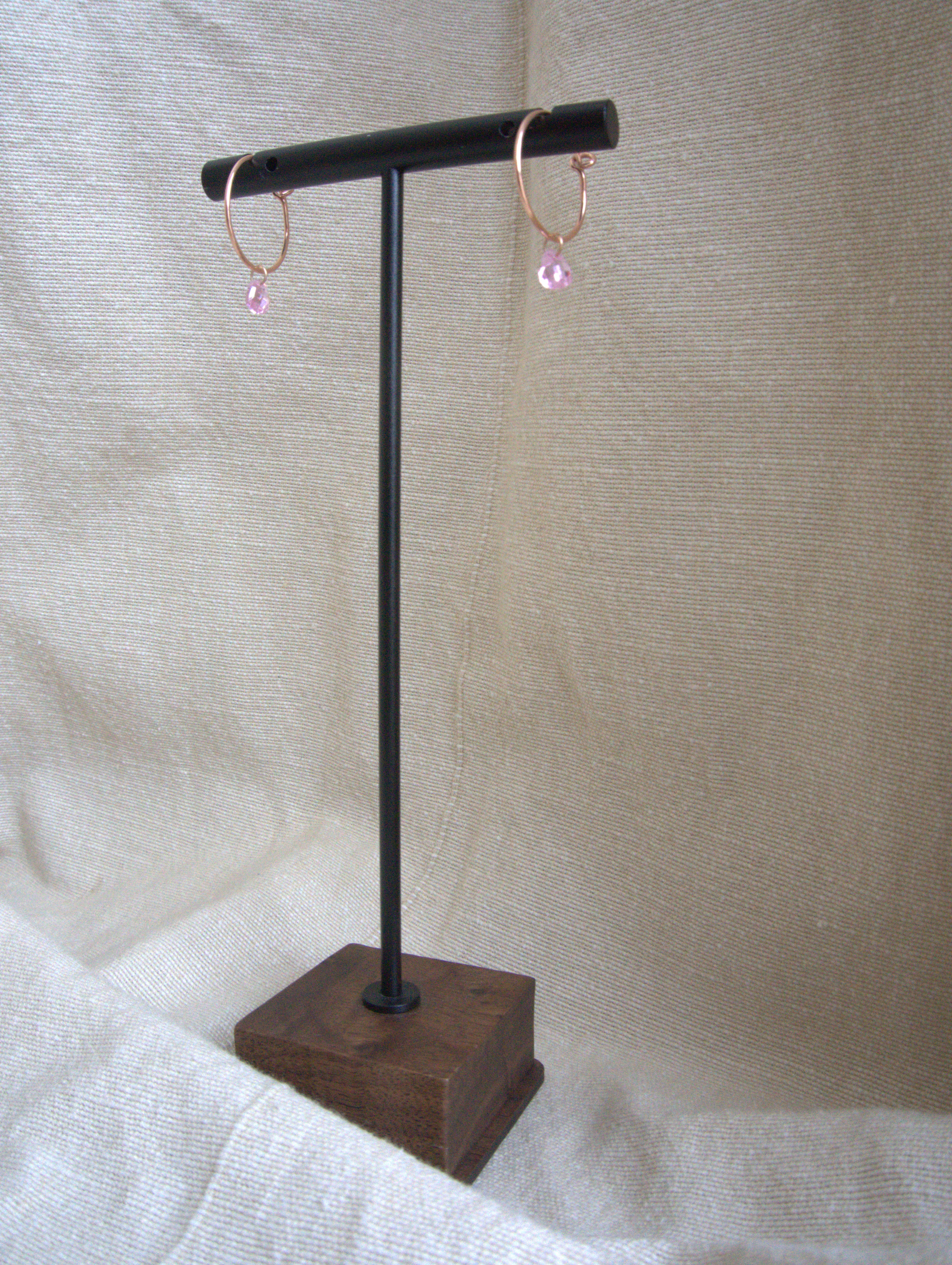 Orecchini cerchio micro con cuori di zirconi lilla - oro rosa