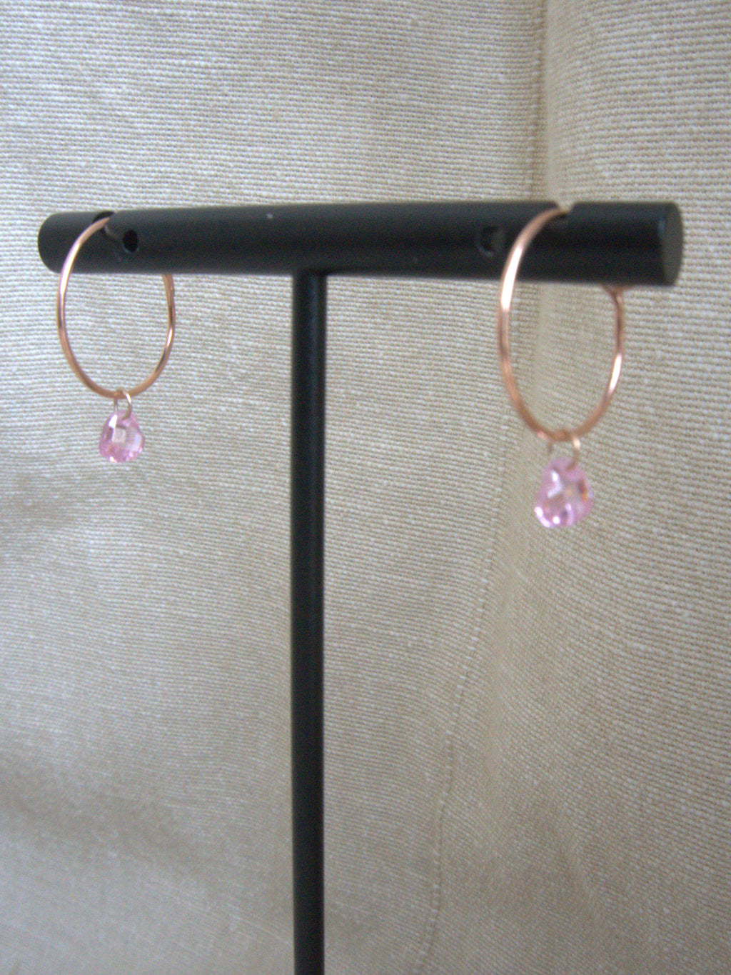 Orecchini cerchio micro con cuori di zirconi lilla - oro rosa