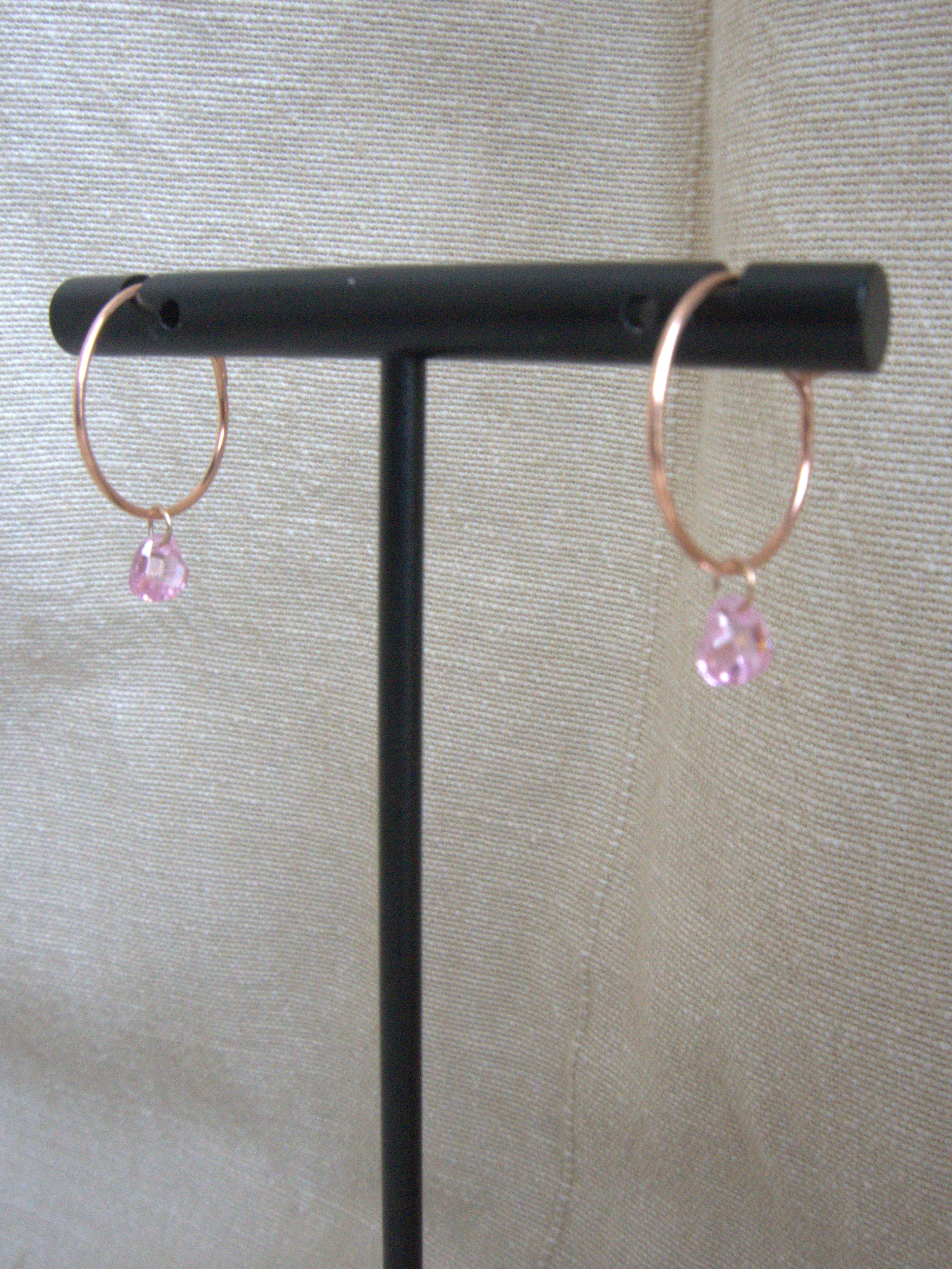 Orecchini cerchio micro con cuori di zirconi lilla - oro rosa