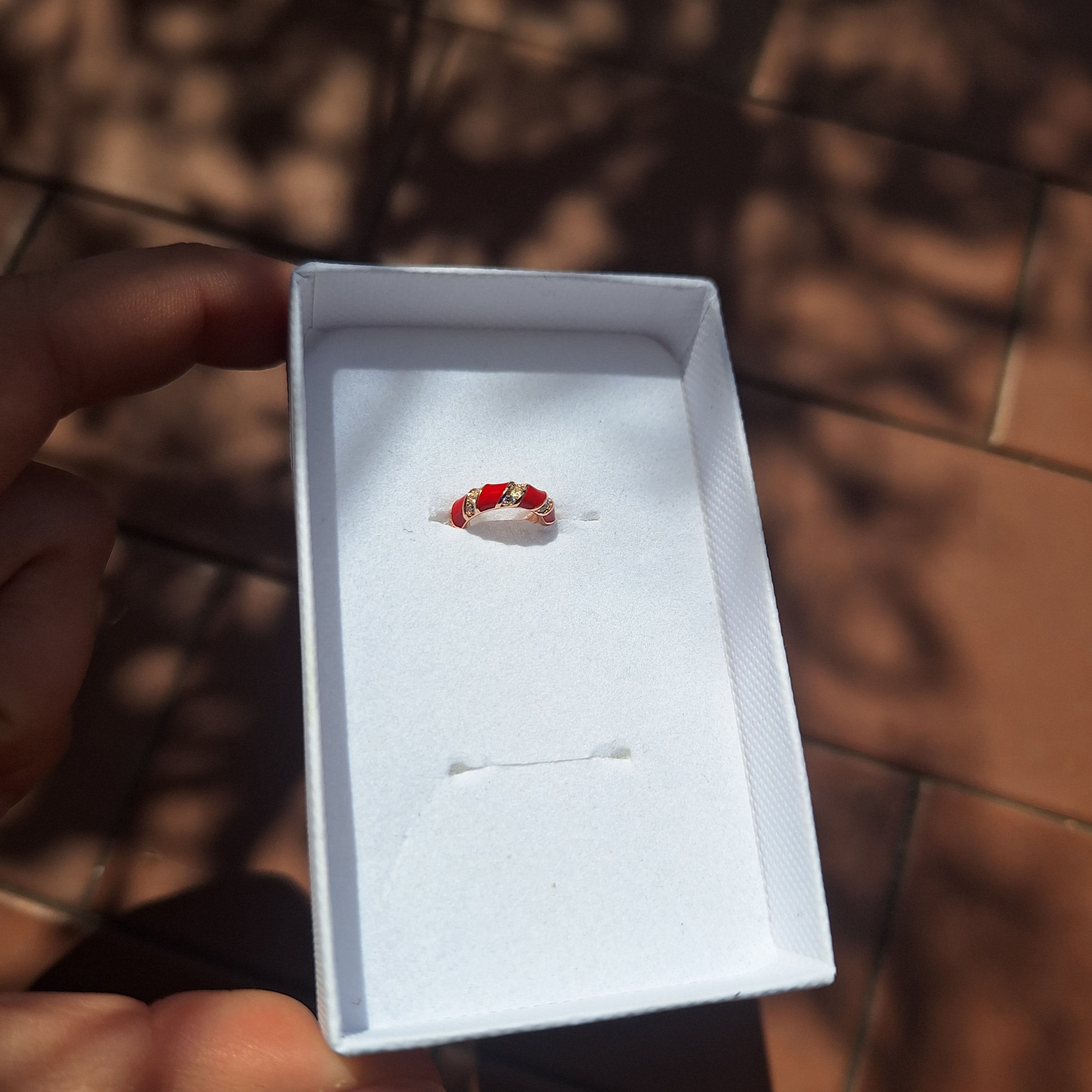 Ear Cuff rosso smaltato con zirconi trasparenti