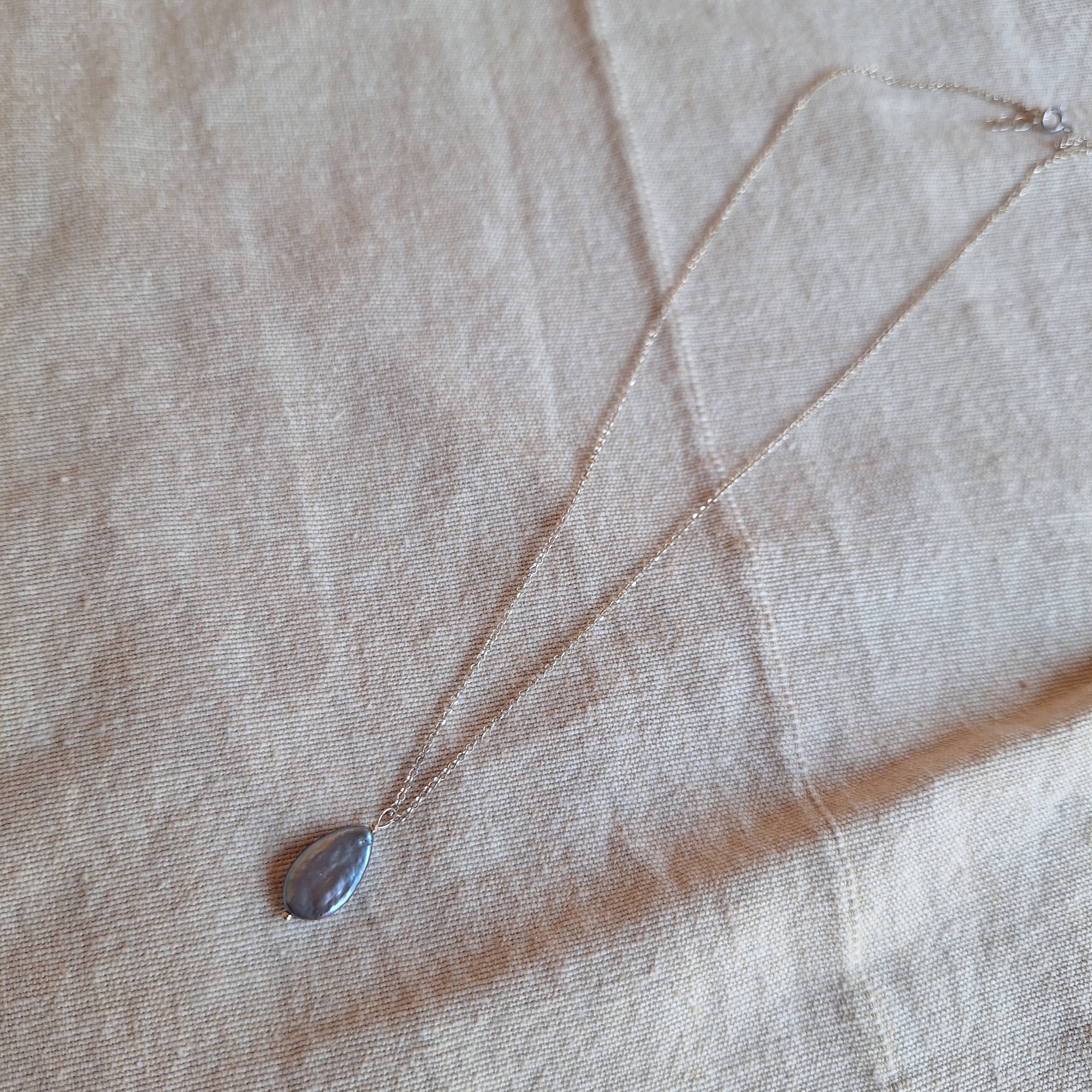 Perla Grigia a goccia - argento bianco