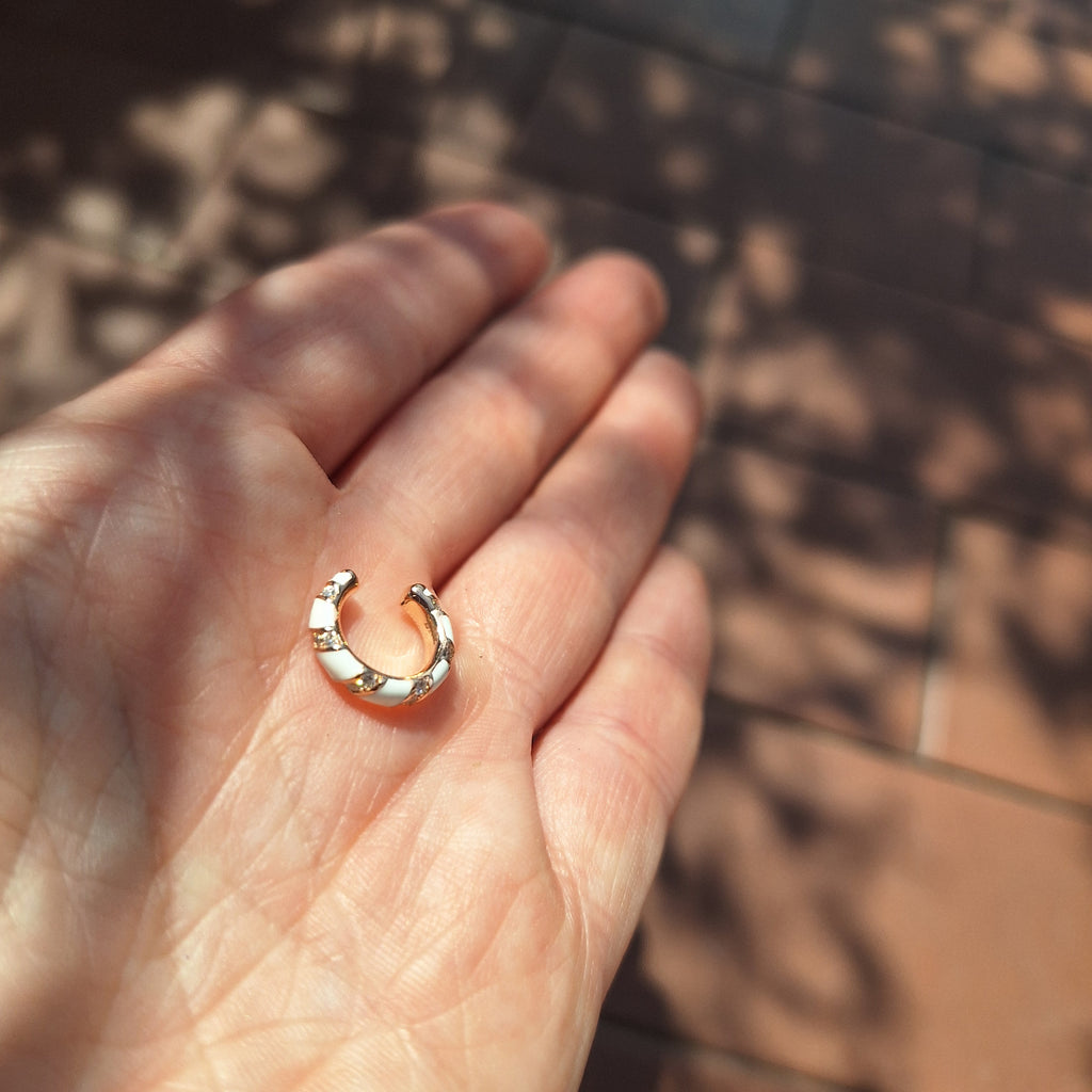 Ear Cuff bianco smaltato con zirconi trasparenti