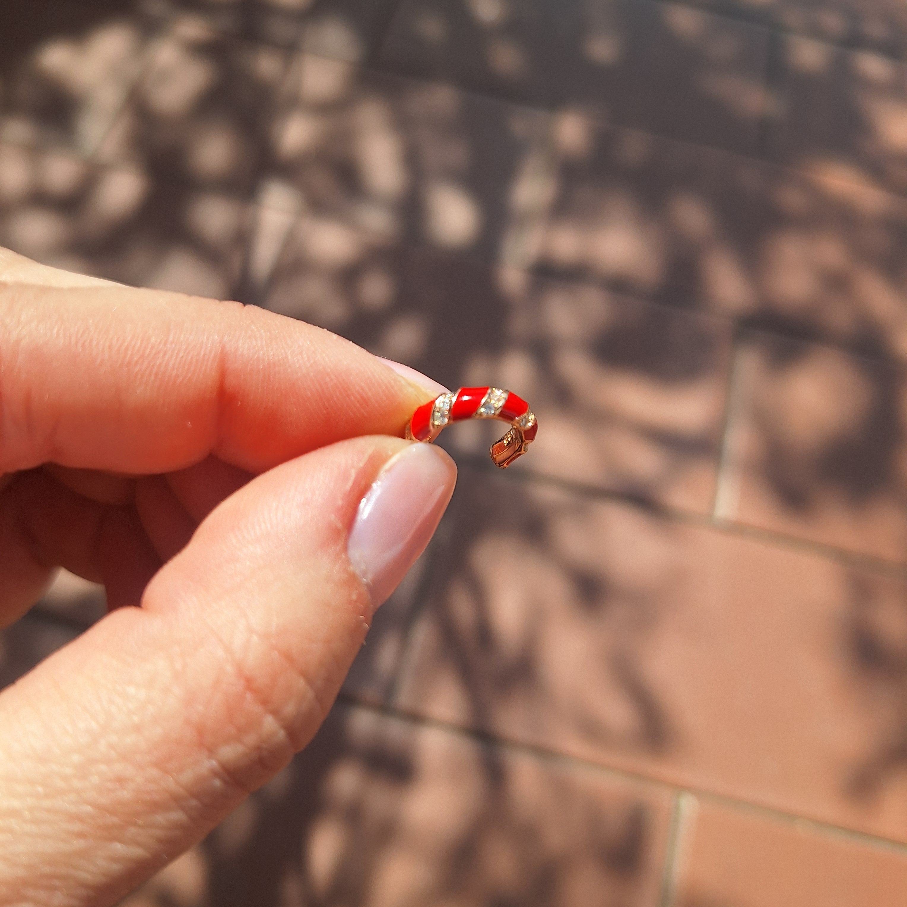 Ear Cuff rosso smaltato con zirconi trasparenti