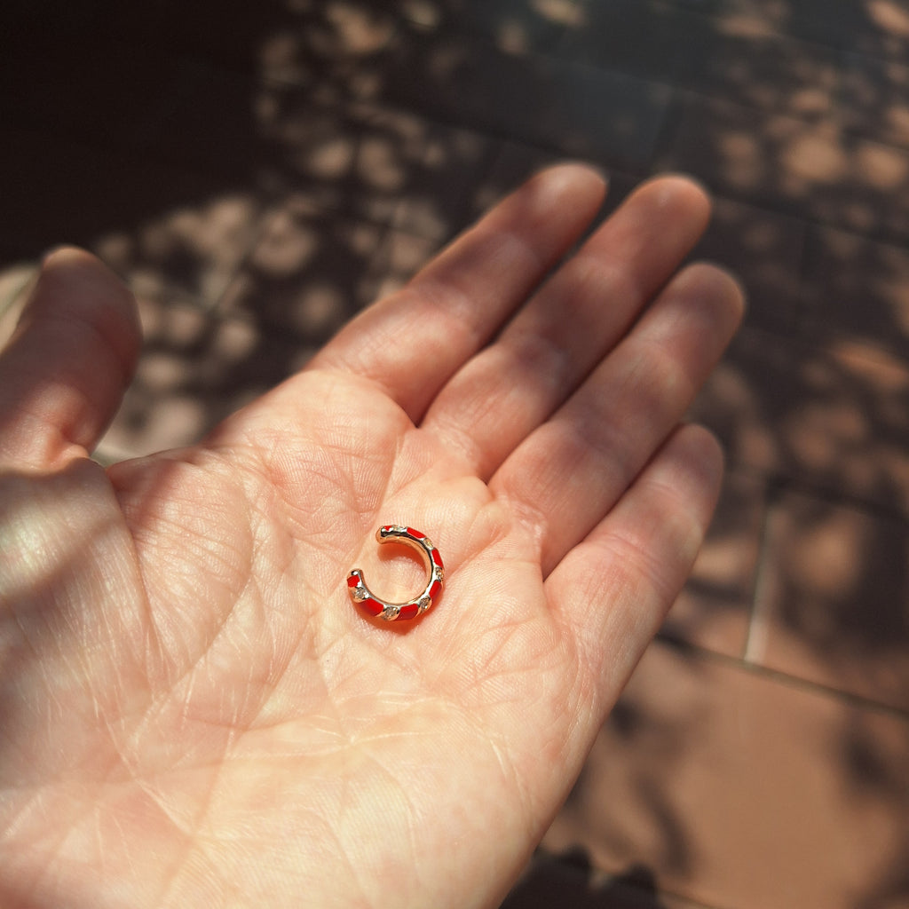 Ear Cuff rosso smaltato con zirconi trasparenti