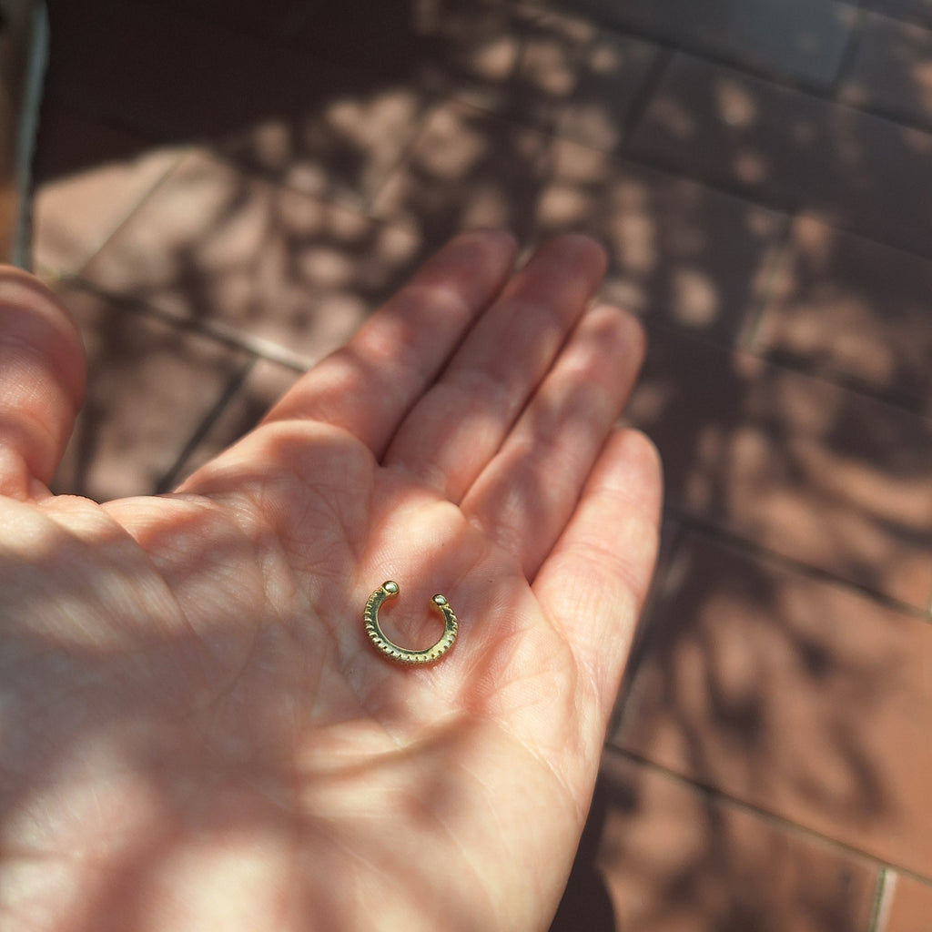 Ear Cuff placcato oro giallo con zirconi neri
