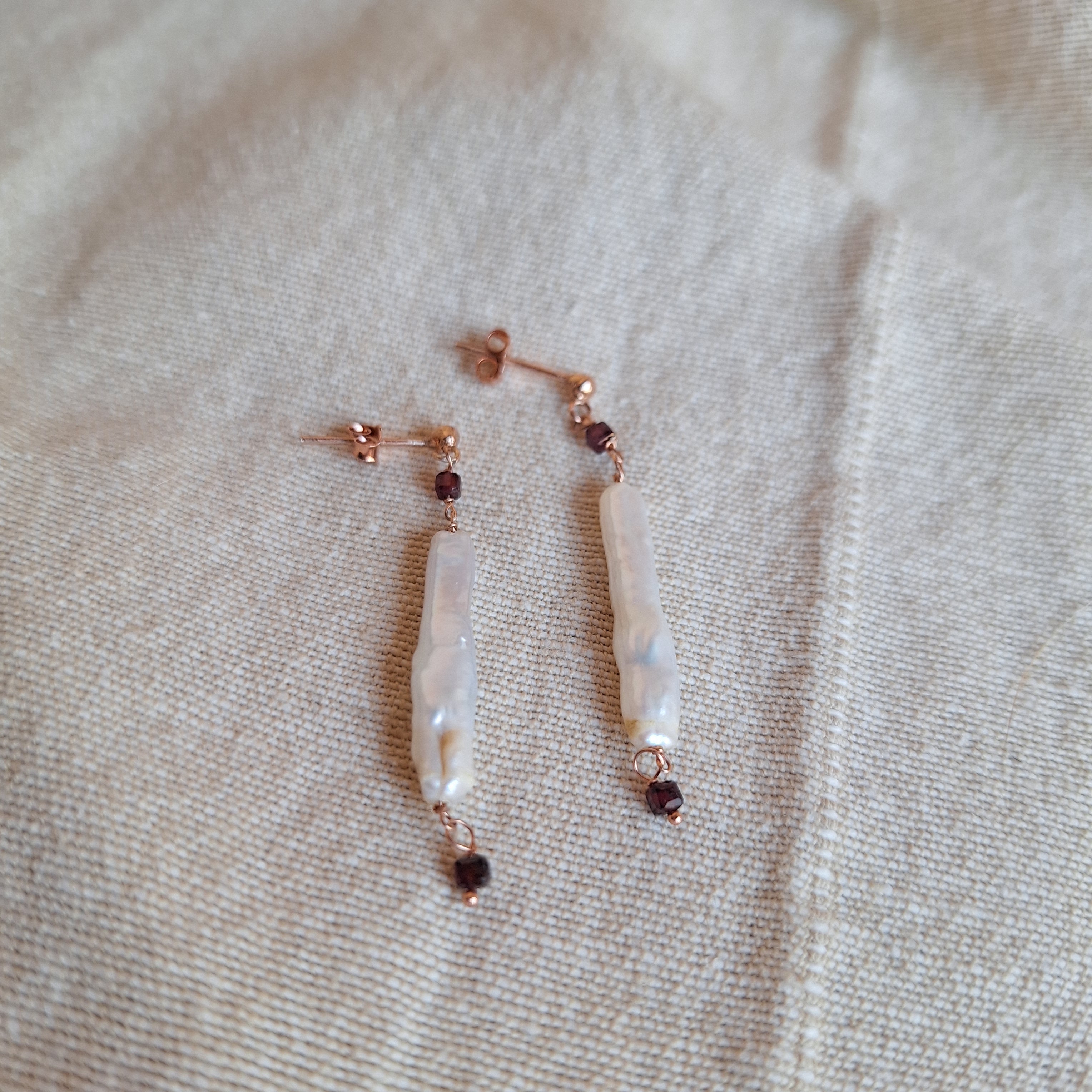 Orecchini Perla Cilindrica e granato - argento placcato oro rosa