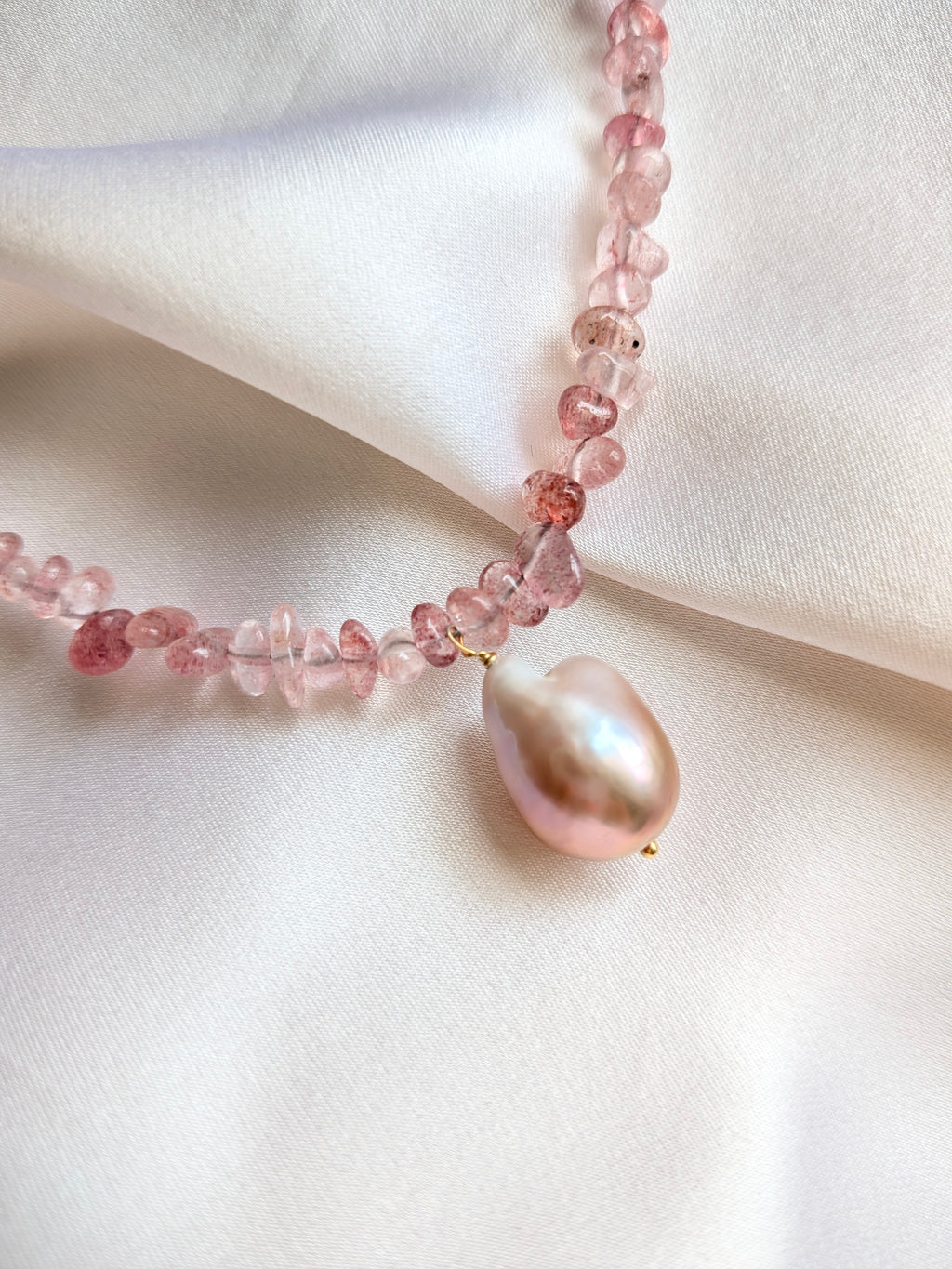 Amuleto della Perla - Quarzo fragola e Perla Rosa irregolare