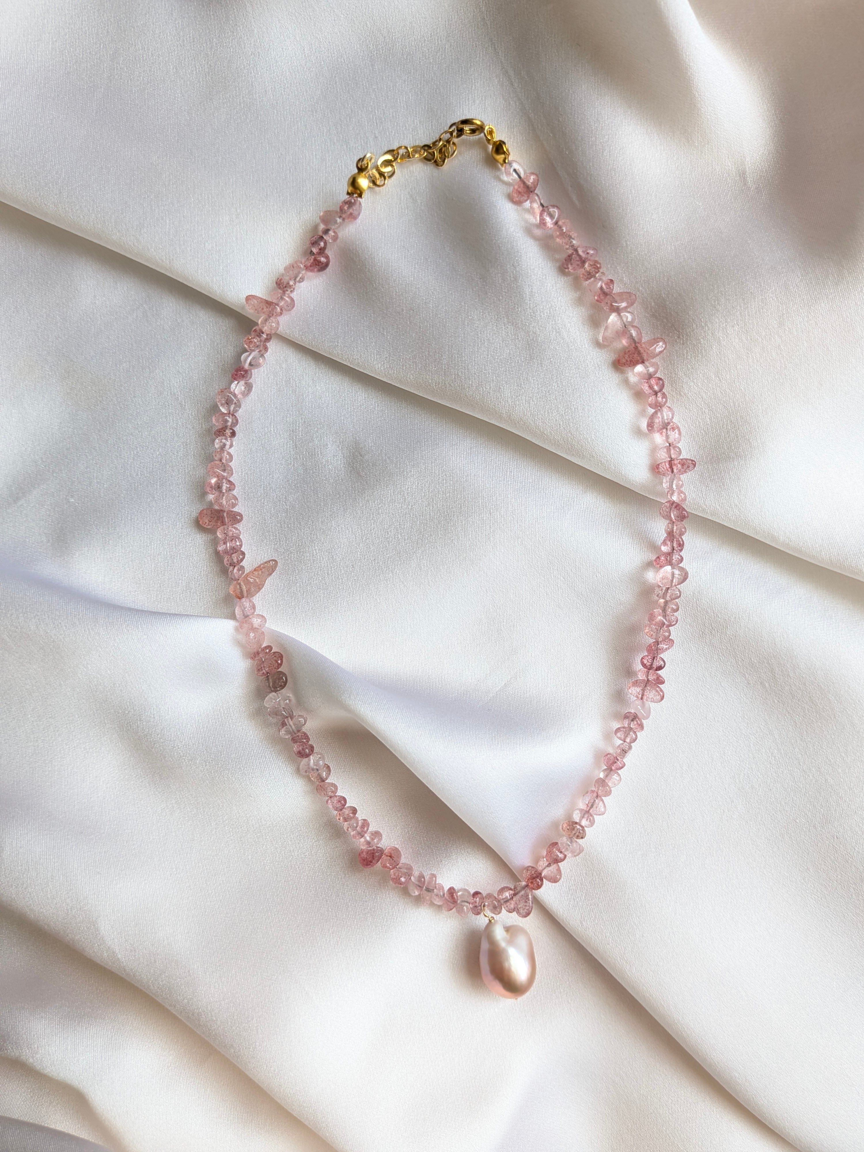 Amuleto della Perla - Quarzo fragola e Perla Rosa irregolare